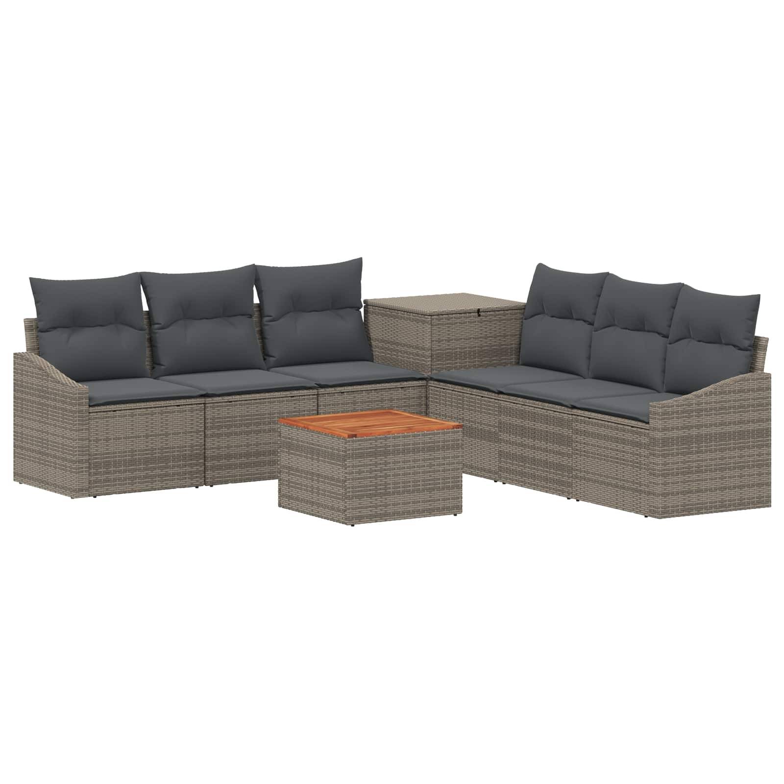 Outdoor-Rattanpolstermöbel-Sektionalsofa-Set mit dunklen Kissen, passendem Beistelltisch und kleinem Couchtisch auf weißem Hintergrund.