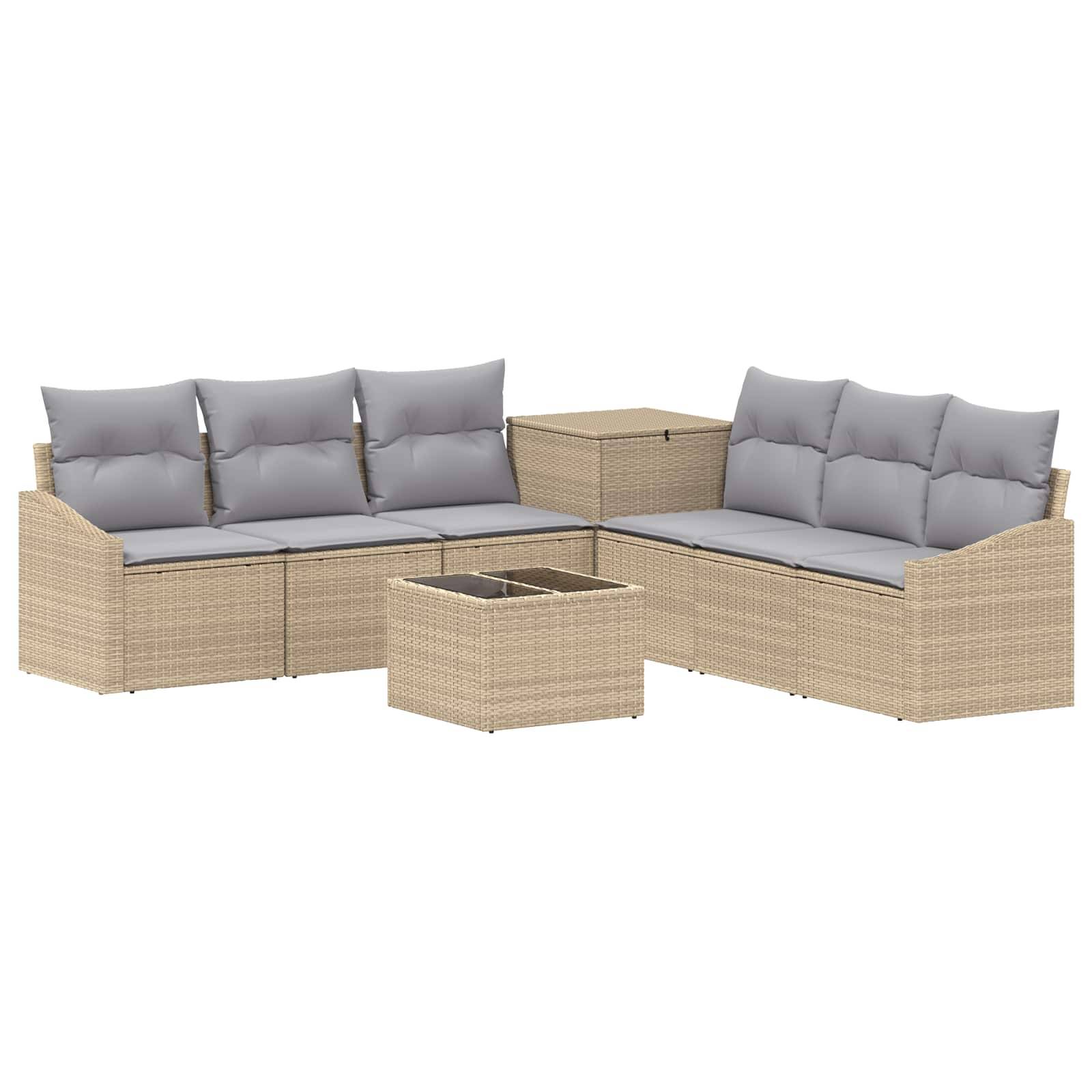 Outdoor-Polyrattan-Ecksofa-Set für die Terrasse mit grauen Kissen und zwei passenden Tischen/Ottomanen auf weißem Hintergrund