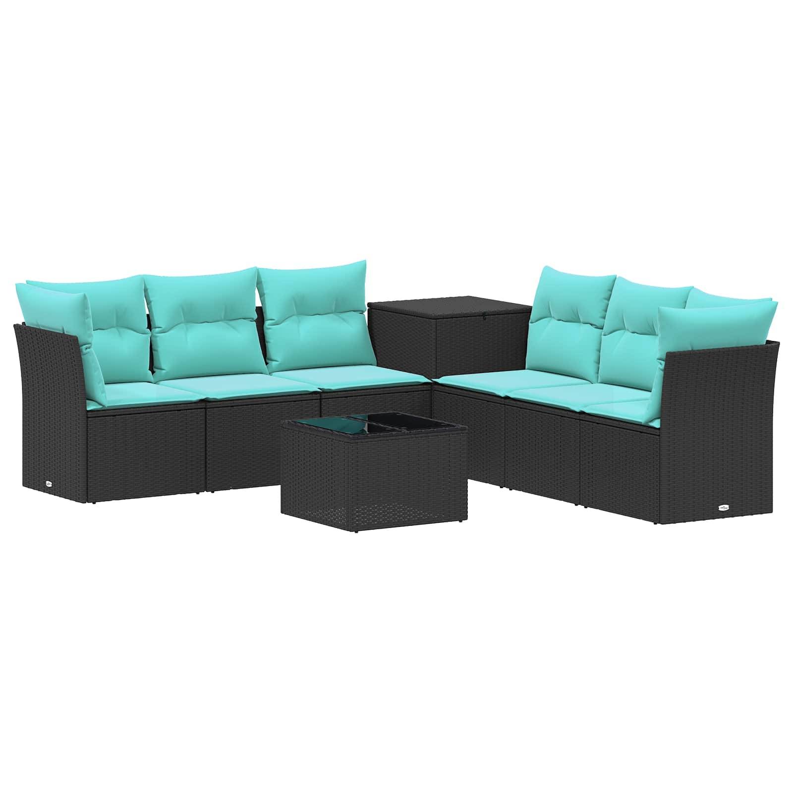 Schwarzes Rattansofa im Freien mit türkisfarbenen Kissen, Eckentisch und passendem Couchtisch auf weißem Hintergrund