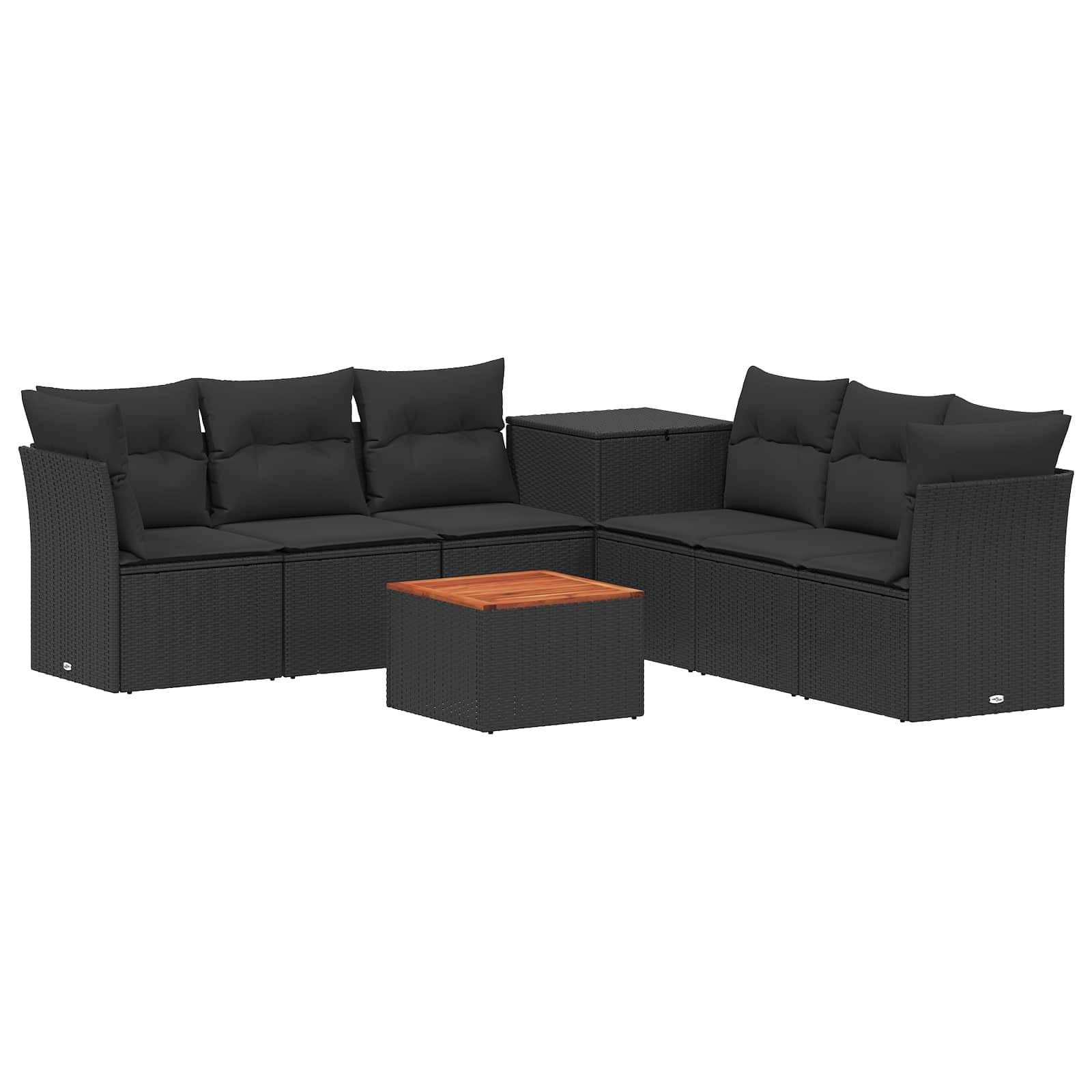 Schwarzes Rattan-Außenbereich-Ecksofa-Set mit gepolsterten Sitzflächen, Eckentisch und passendem Couchtisch mit Holzplatte auf weißem Hintergrund