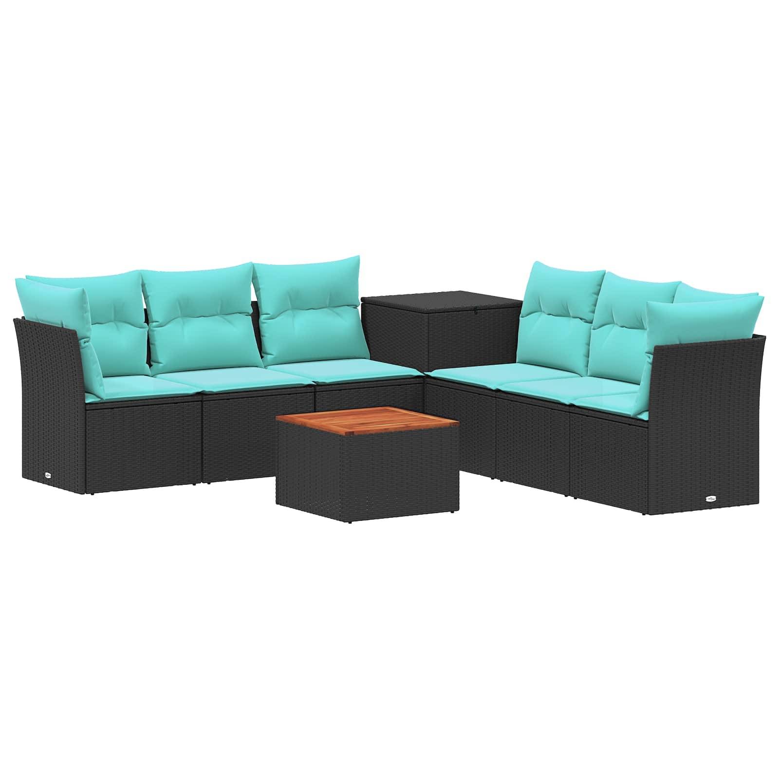 Schwarzes Rattan-Außenbereichs-Sofa-Set mit türkisfarbenen Kissen und passenden Couchtischen auf weißem Hintergrund.