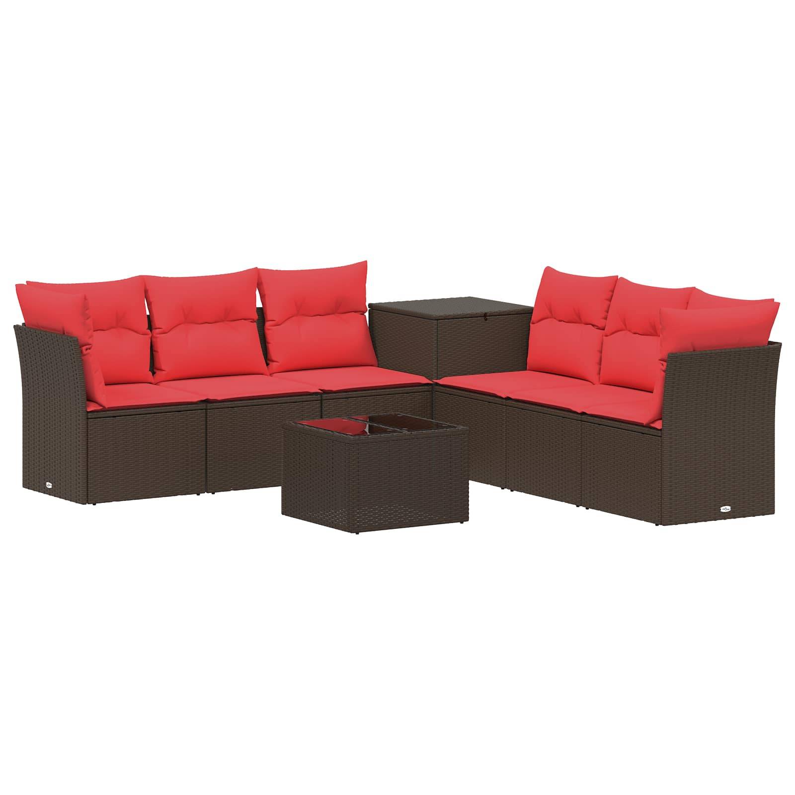 Braunes Rattan-Außensektional-Sofa mit roten Kissen, passendem Stauraum-Tisch und kleinem quadratischen Couchtisch auf weißem Hintergrund.