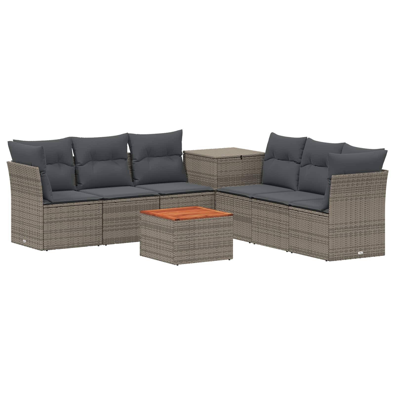Outdoor-Rattanpolstermöbel-Set mit dunklen Kissen und passenden Ablagetischen, einschließlich eines quadratischen Couchtisches mit Holzplatte.