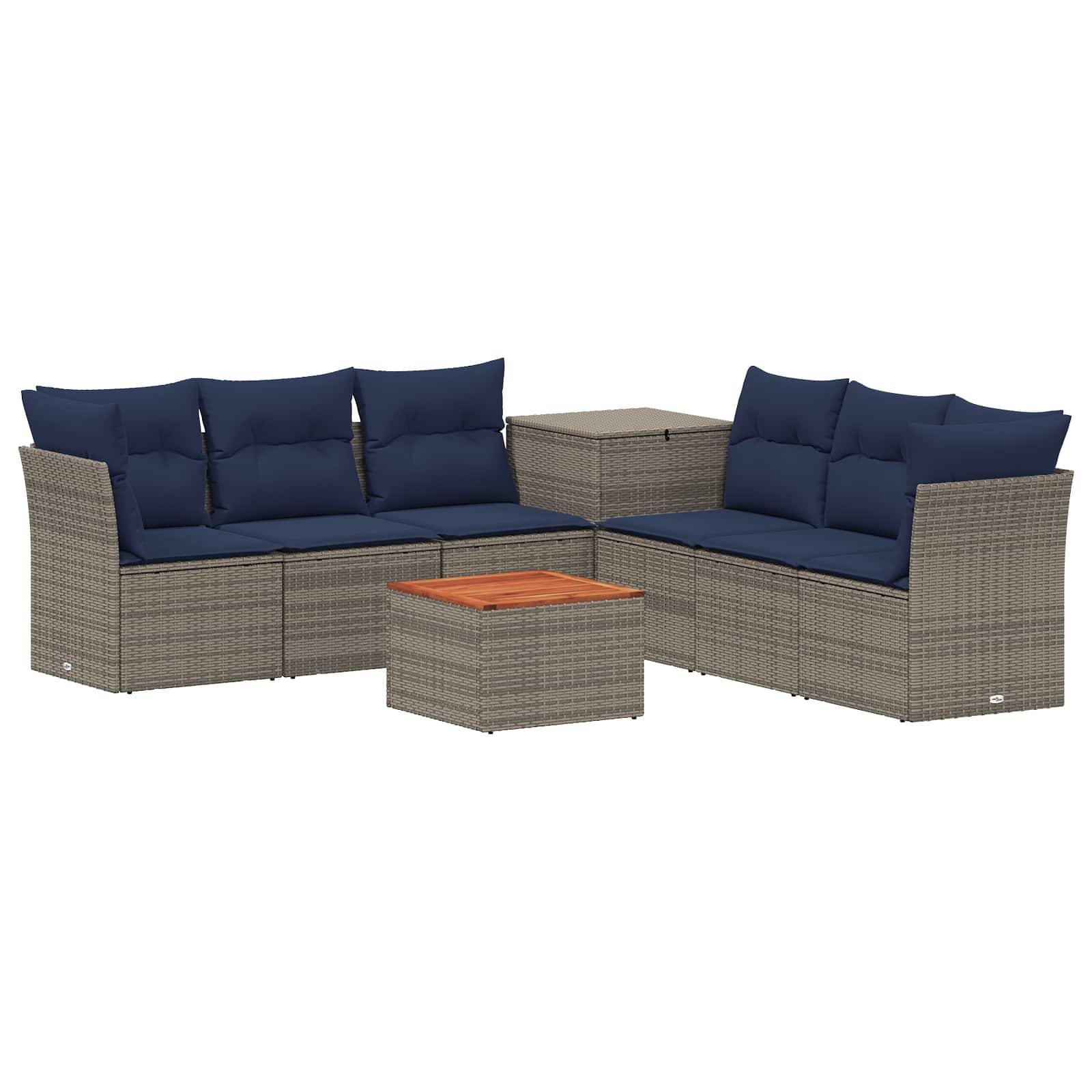 Outdoor-Sitzsatzset mit zwei grauen Rattanliebesitzen, blauen Kissen, passendem Beistelltisch und kleinem Couchtisch mit Holzplatte auf weißem Hintergrund.
