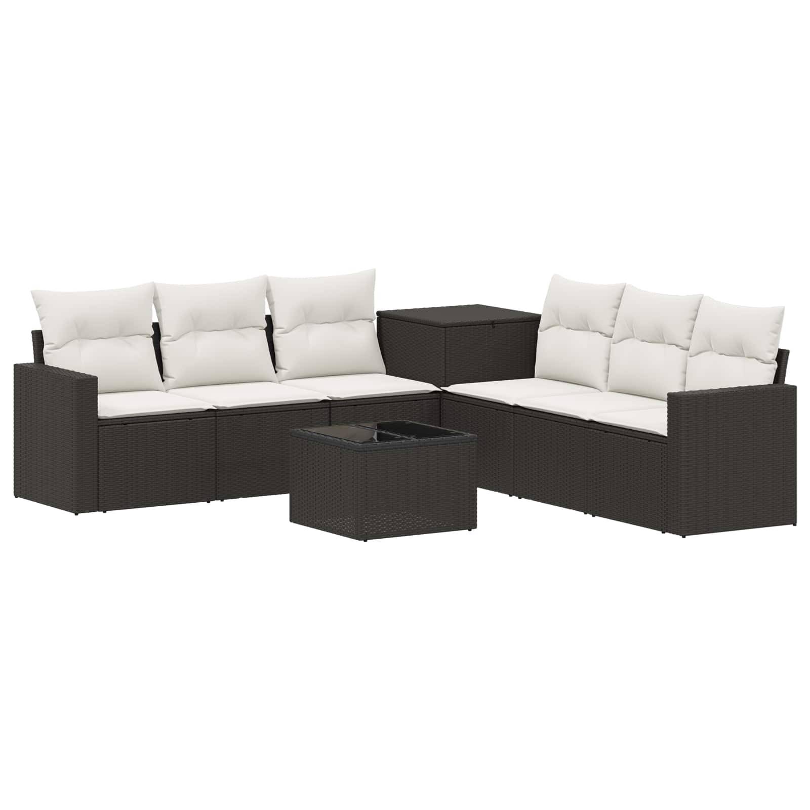 Braunes Polyrattan-Außensofa-Set mit weißen Polstern, passender Ecktisch und kleiner Couchtisch auf weißem Hintergrund.
