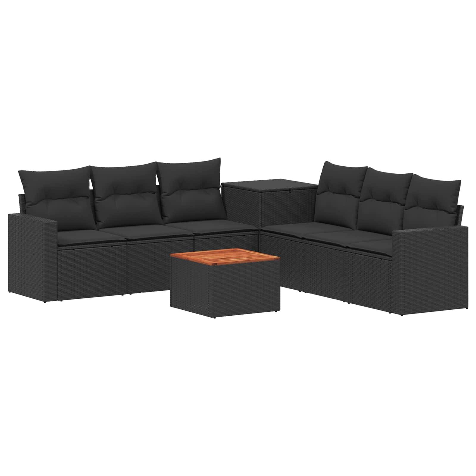 Schwarze Outdoor-Ecksofa-Garnitur mit zwei Zweisitzern, Ecktisch und kleinem passendem Couchtisch mit Holzplatte auf weißem Hintergrund.