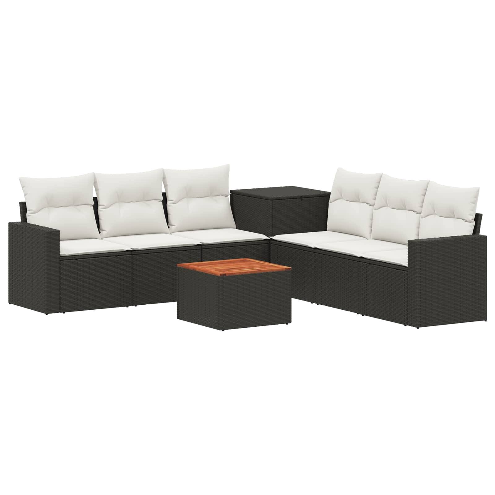 Schwarzes Polyrattan-Gartensektionalsofa-Set mit weißen Kissen und einem kleinen passenden Couchtisch mit Holzplatte.