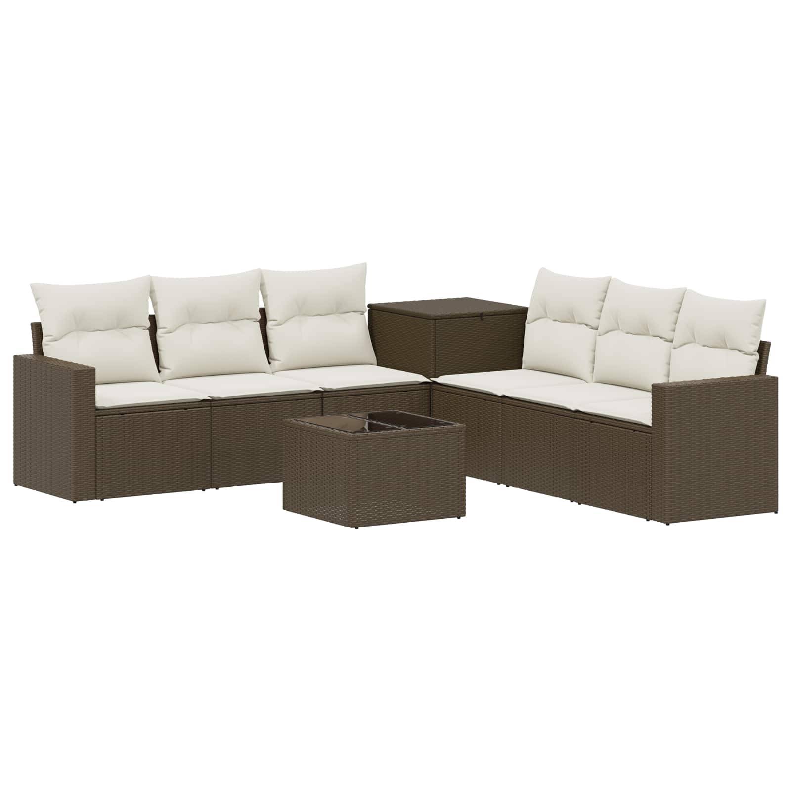 Braunes Rattan-Gartensectional-Sofaset mit cremefarbenen Kissen, passendem Beistelltisch mit Stauraum und quadratischem Couchtisch auf weißem Hintergrund.