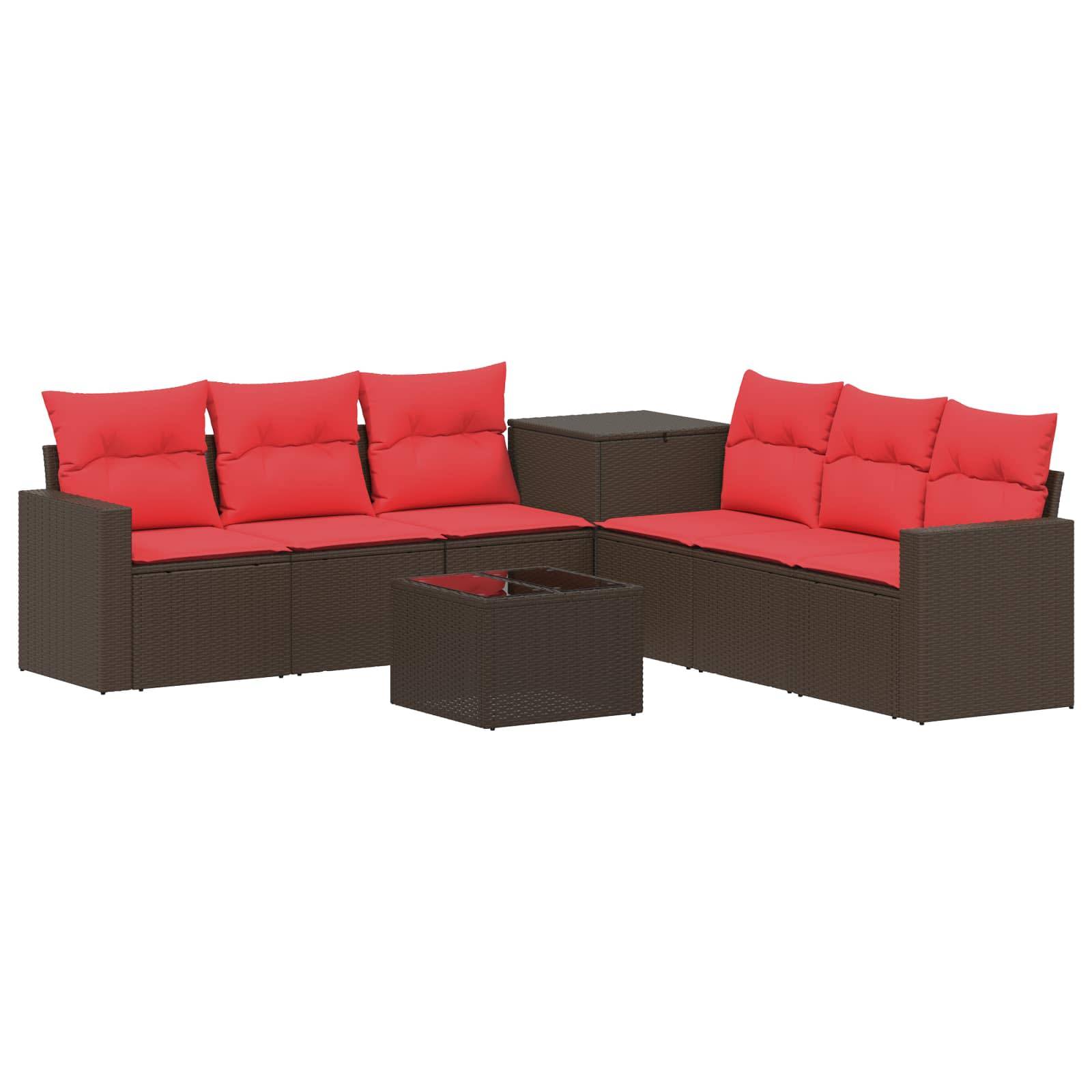 Braunes Rattan-Außenecksofa mit roten Kissen, passendem Eckentisch und kleinem quadratischem Couchtisch auf weißem Hintergrund