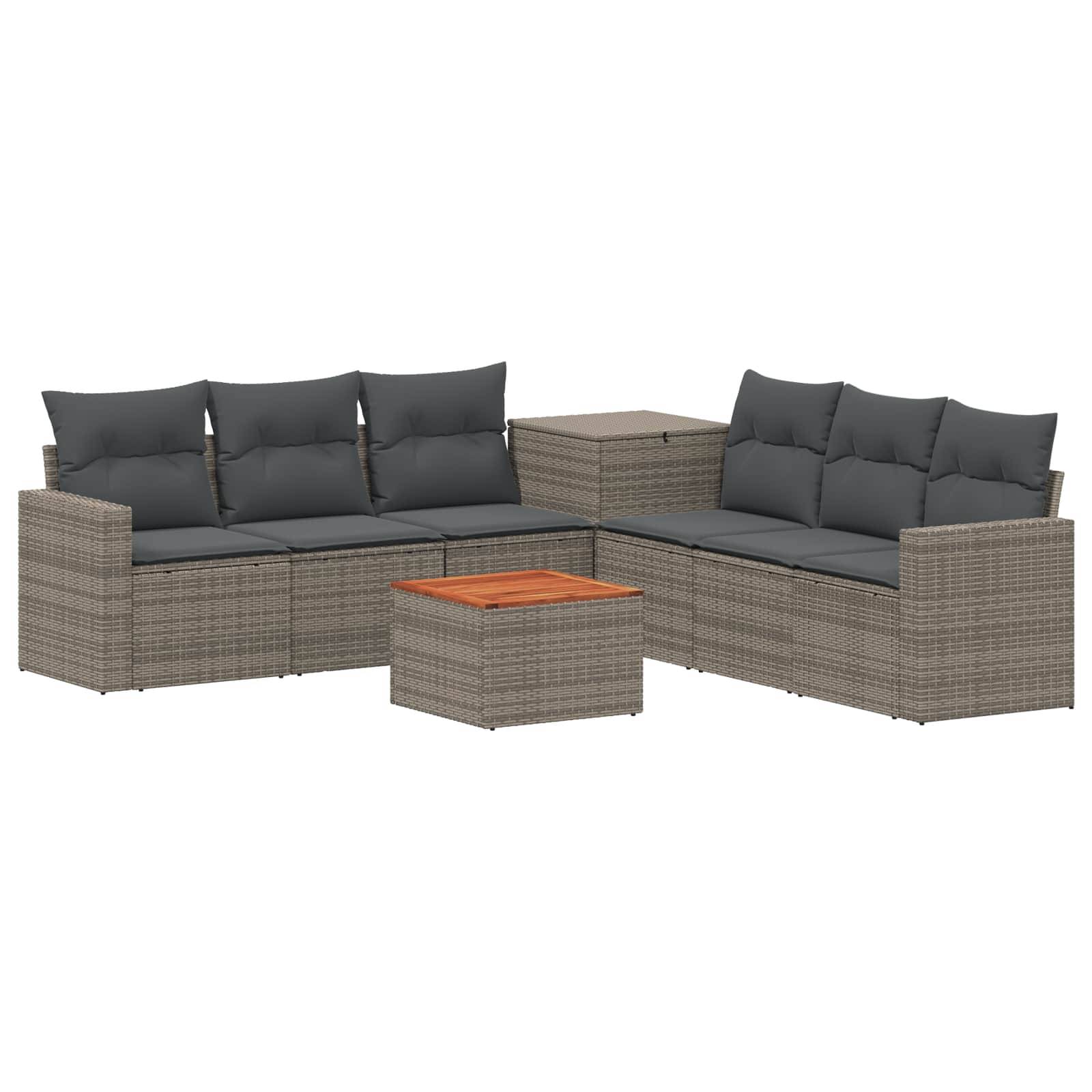 Polyrattan-Gartensitzgruppe mit zwei grau gepolsterten Sofas, passendem Beistelltisch und niedrigem quadratischem Couchtisch auf weißem Hintergrund.