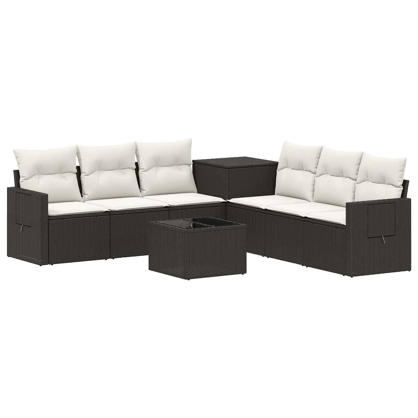 Dunkles Rattan-Außen-Ecksofa-Set mit cremefarbenen Kissen, passendem Beistelltisch und quadratischem Couchtisch auf weißem Hintergrund.