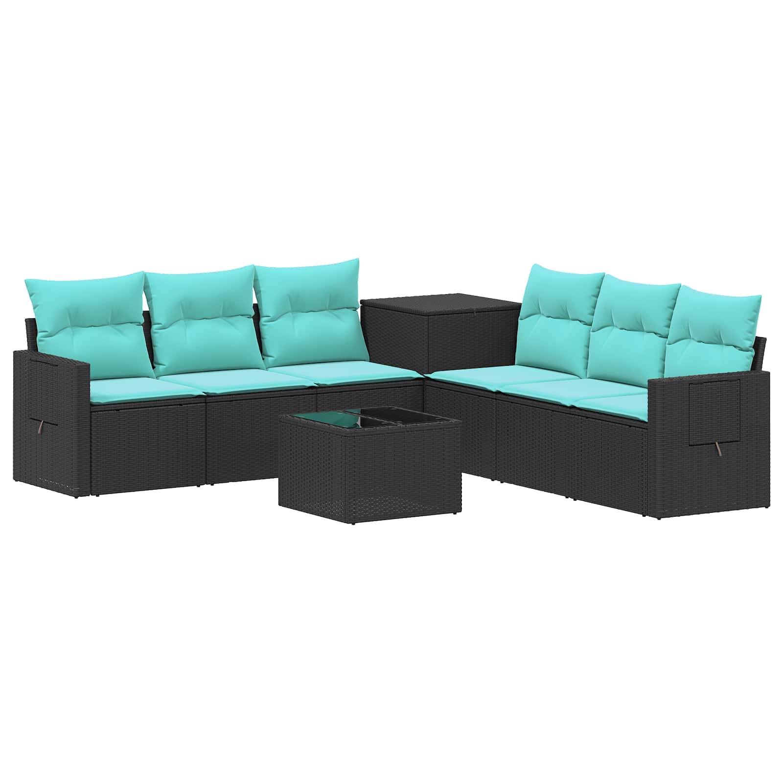 Schwarzes Polyrattan-Gartensektional-Sofa mit türkisfarbenen Kissen, passender quadratischer Couchtisch und Beistelltisch auf weißem Hintergrund.