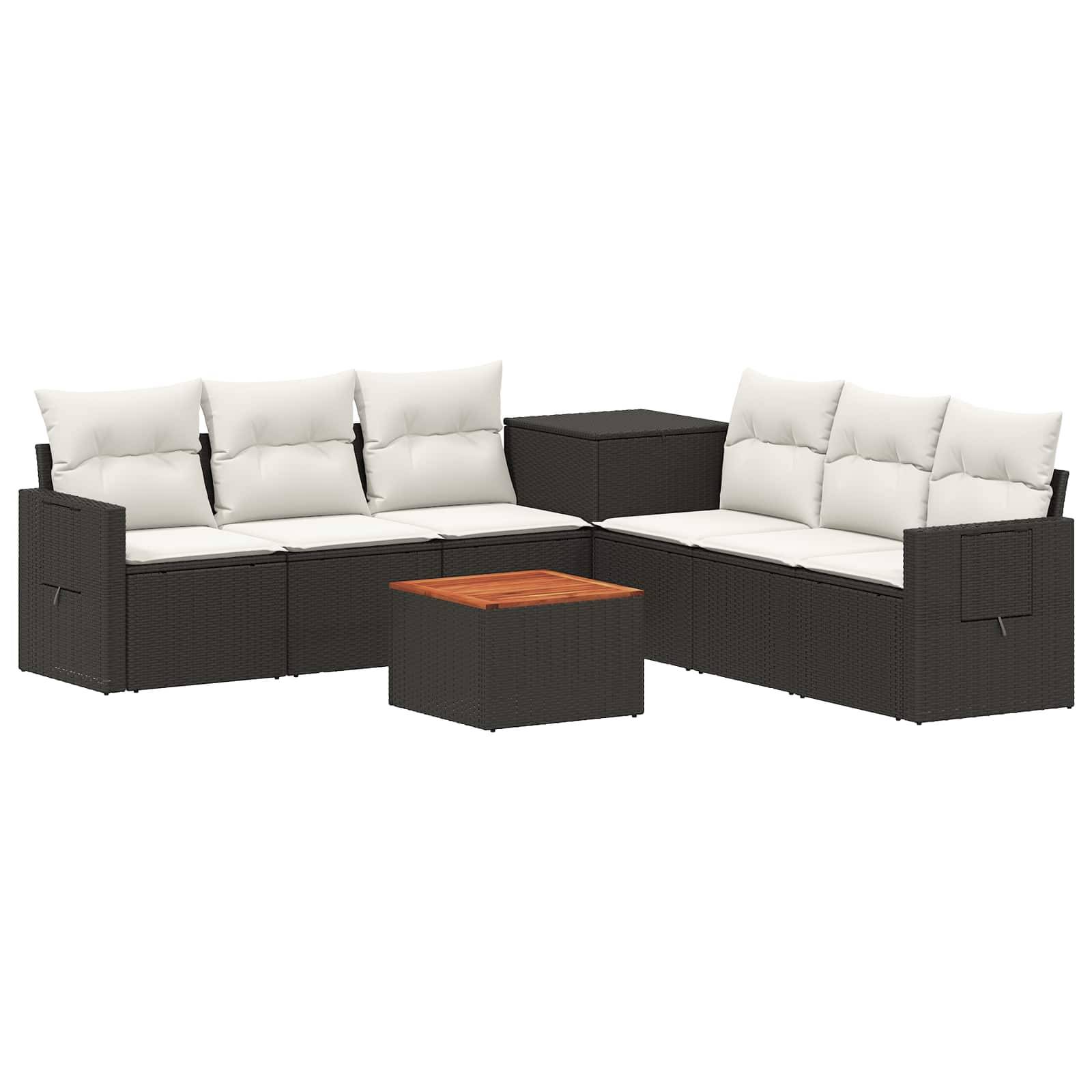Outdoor-Rattanecksofa mit weißen Kissen und kleinem passendem Couchtisch auf weißem Hintergrund.