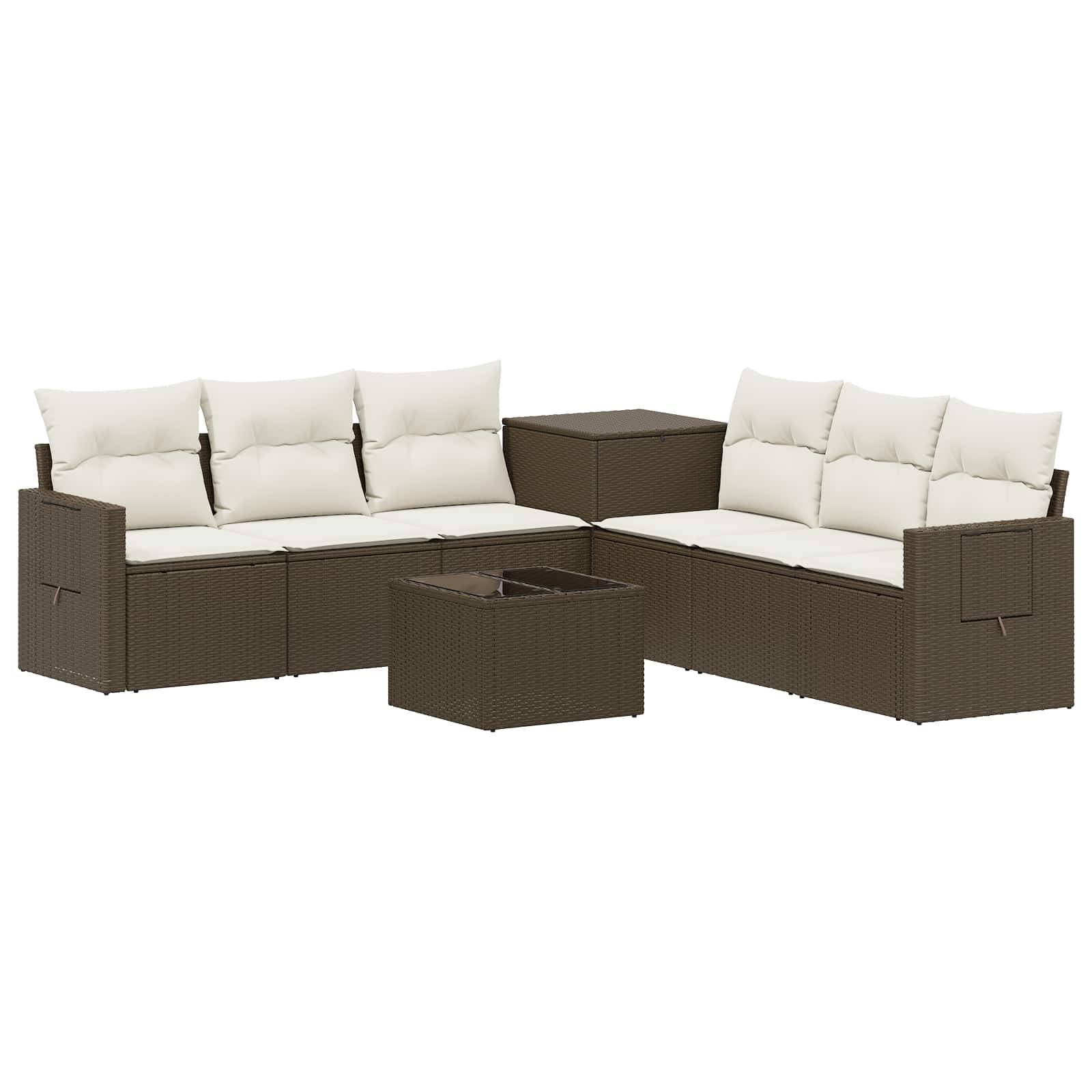 Braunes Rattan-Außensofa-Set mit cremefarbenen Kissen, passendem Beistelltisch und quadratischem Couchtisch auf weißem Hintergrund.