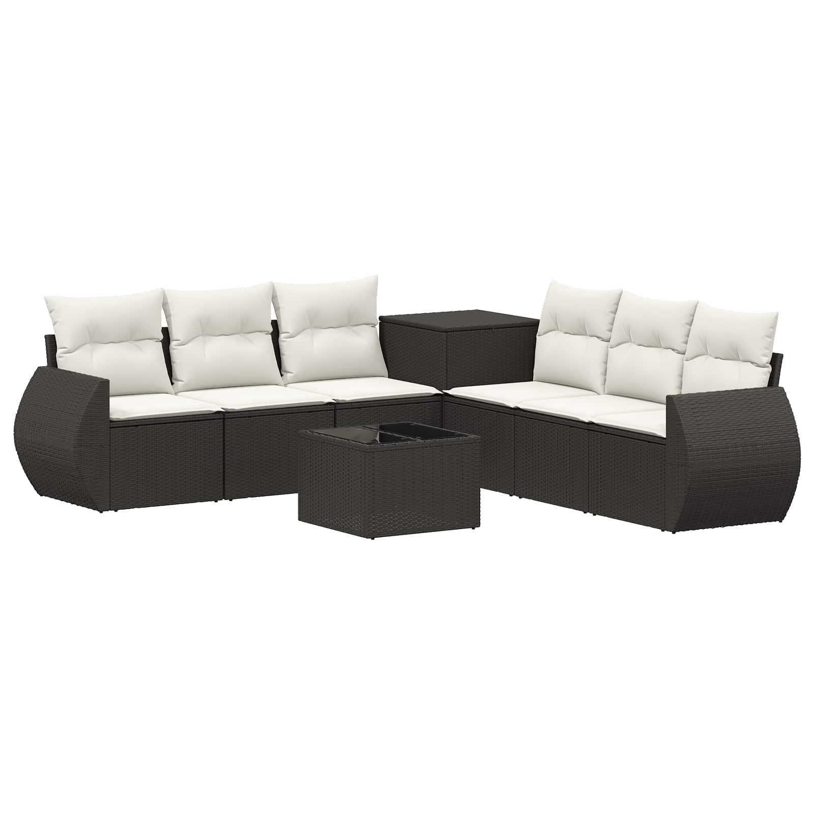Modernes schwarzes Rattan-Gartensofagarnitur mit weißen Kissen, passendem Eckentisch und quadratischem Couchtisch auf weißem Hintergrund.