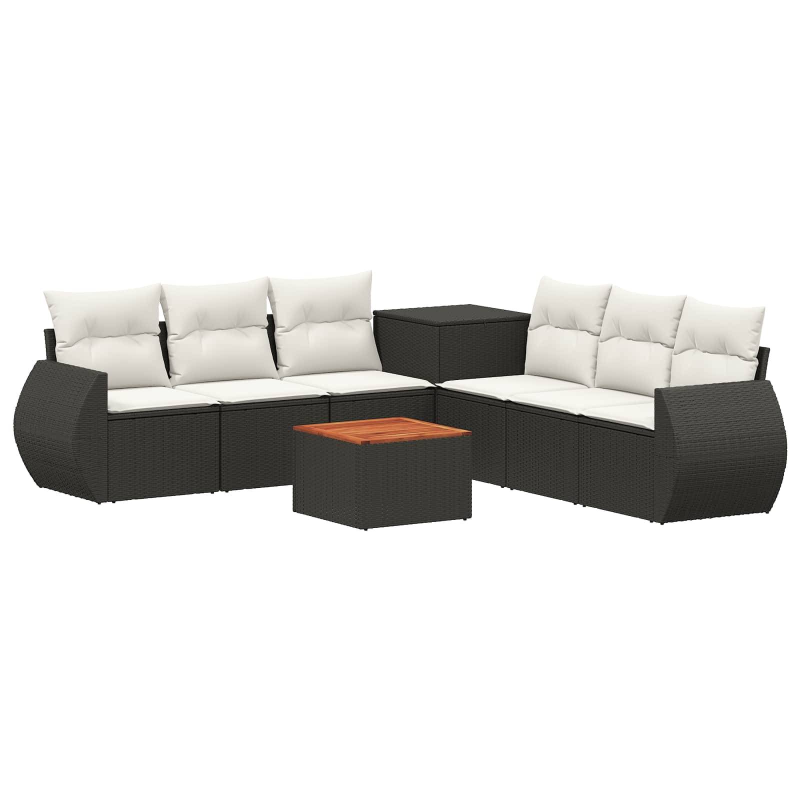 Schwarzes Rattan-Außensektionalsofa mit weißen Kissen und passendem Couchtisch, vor weißem Hintergrund dargestellt.