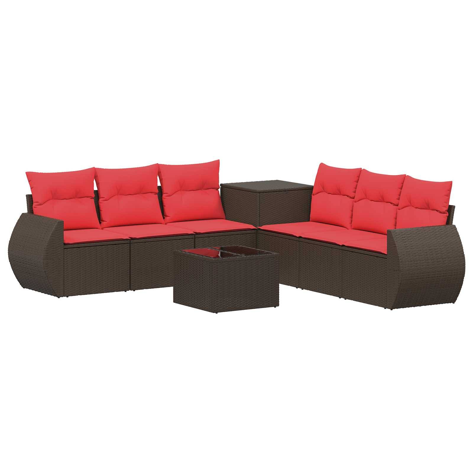 Braunes Korbgeflecht-Außensektionalsofa mit roten Kissen und passendem Couchtisch auf weißem Hintergrund.