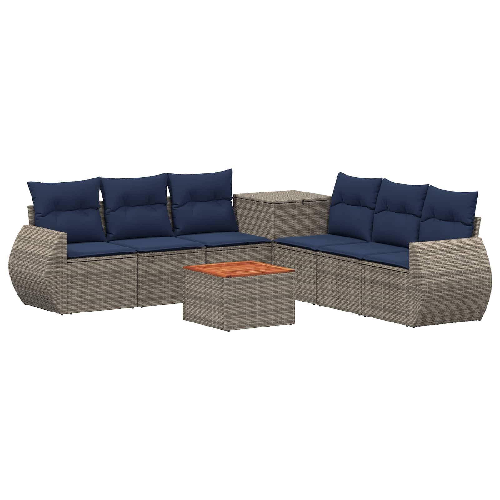 Outdoor-Terrassen-Gesprächsgarnitur mit zwei grauen Rattansofa, marineblauen Kissen und passenden quadratischen Kaffee- und Beistelltischen.