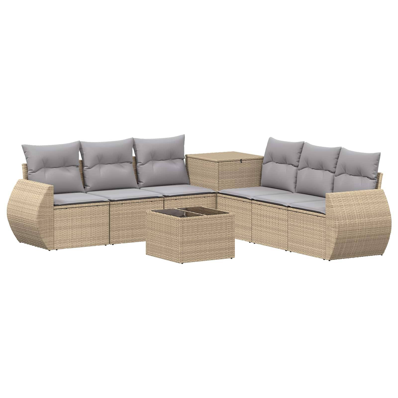 Beige Flechtwerk Patio Ecksofa-Set mit grauen Kissen, passenden Beistelltischen mit Stauraum und einem zentralen Couchtisch auf weißem Hintergrund.
