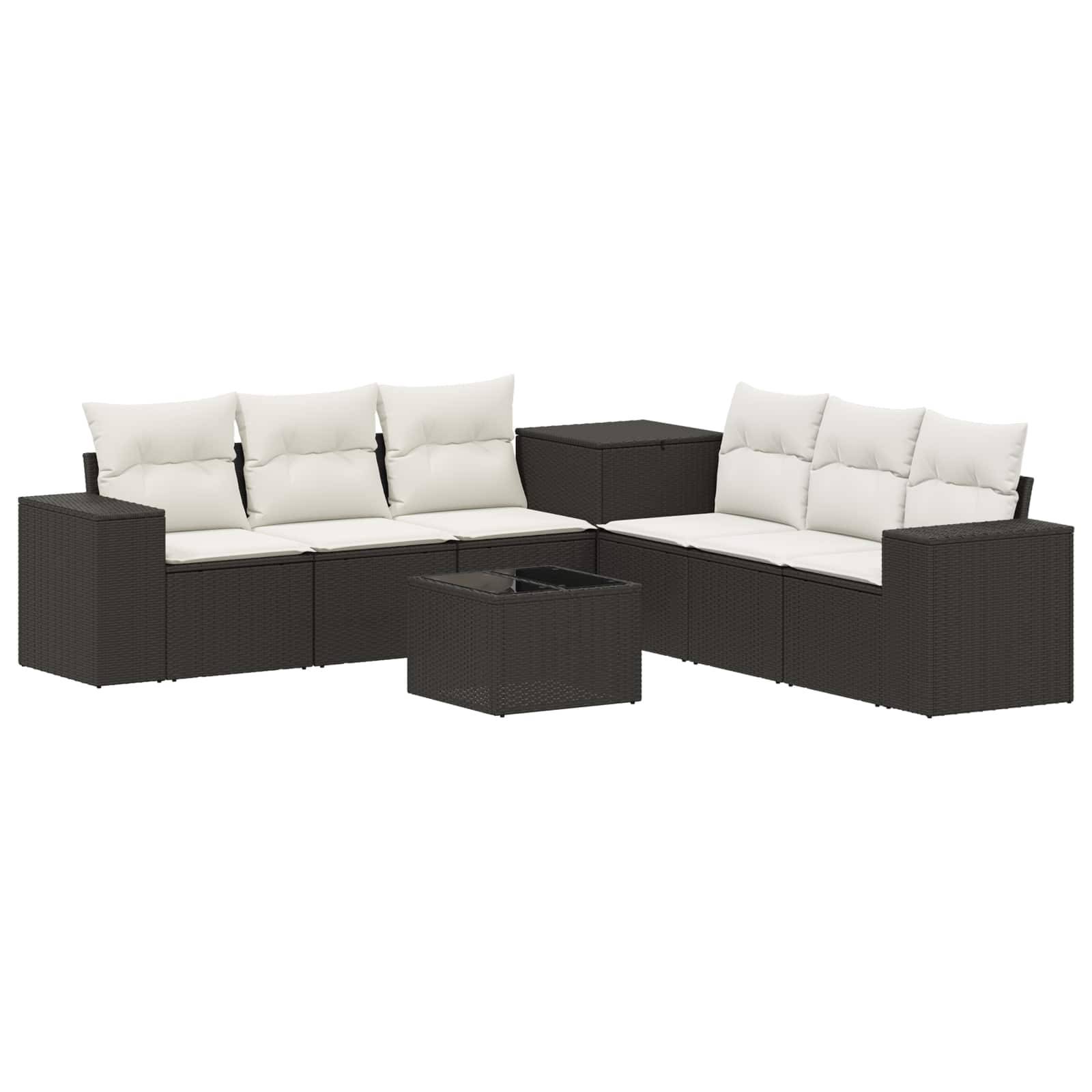 Dunkles Rattan-Außensektionalsofa mit cremefarbenen Kissen und zwei passenden Beistelltischen, in L-Form angeordnet mit quadratischem Couchtisch.
