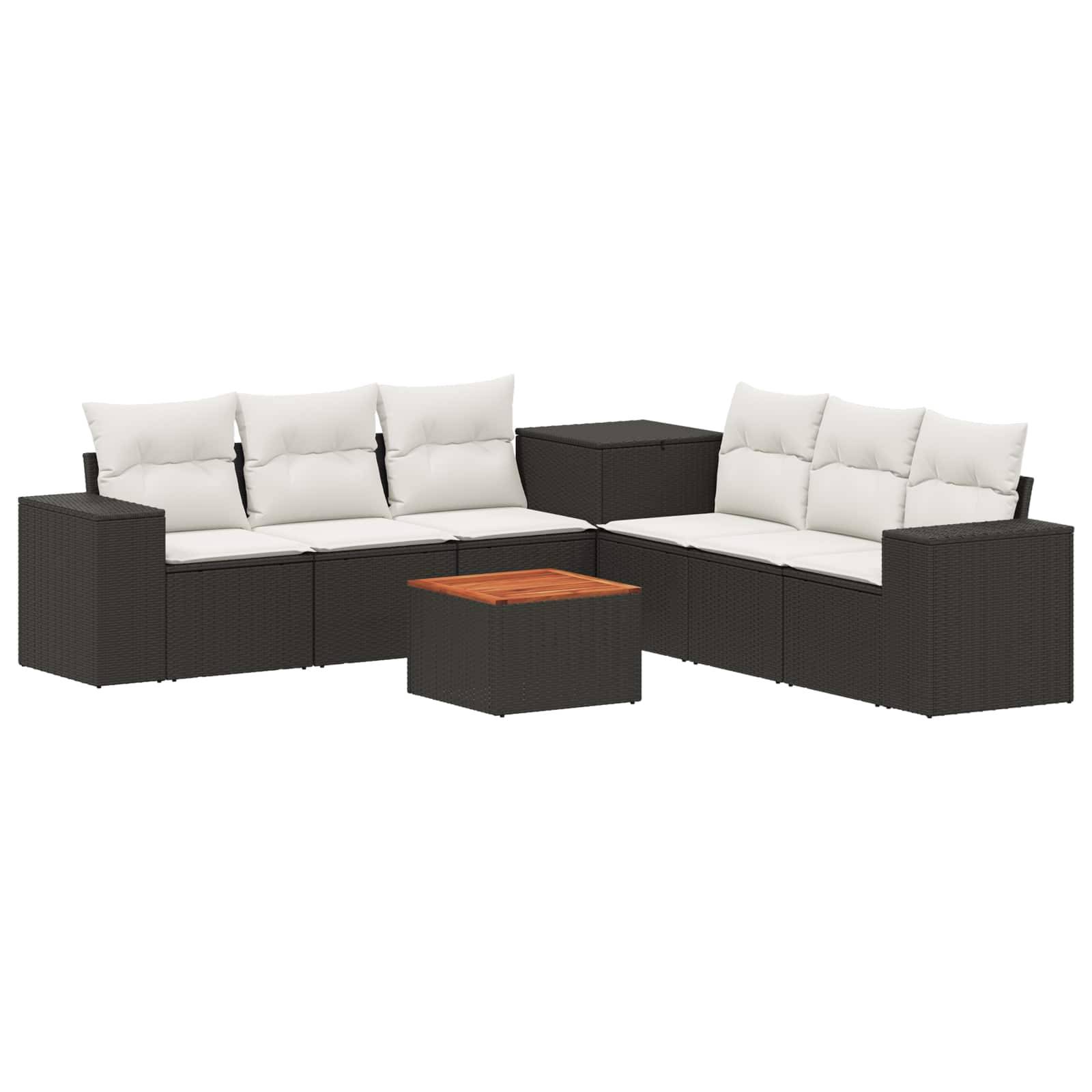 Dunkles Rattan-Außensofa-Set mit weißen Kissen und passendem quadratischem Couchtisch auf weißem Hintergrund.