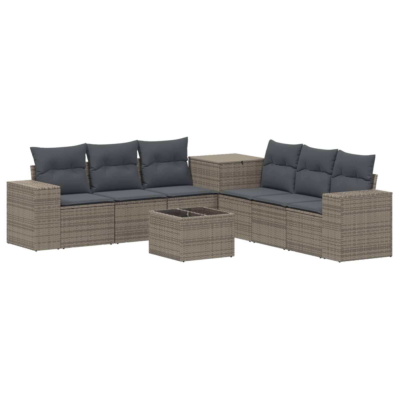 Graues Rattan-Außensofa-Set mit dunklen Kissen, passendem Tisch und Couchtisch auf weißem Hintergrund.
