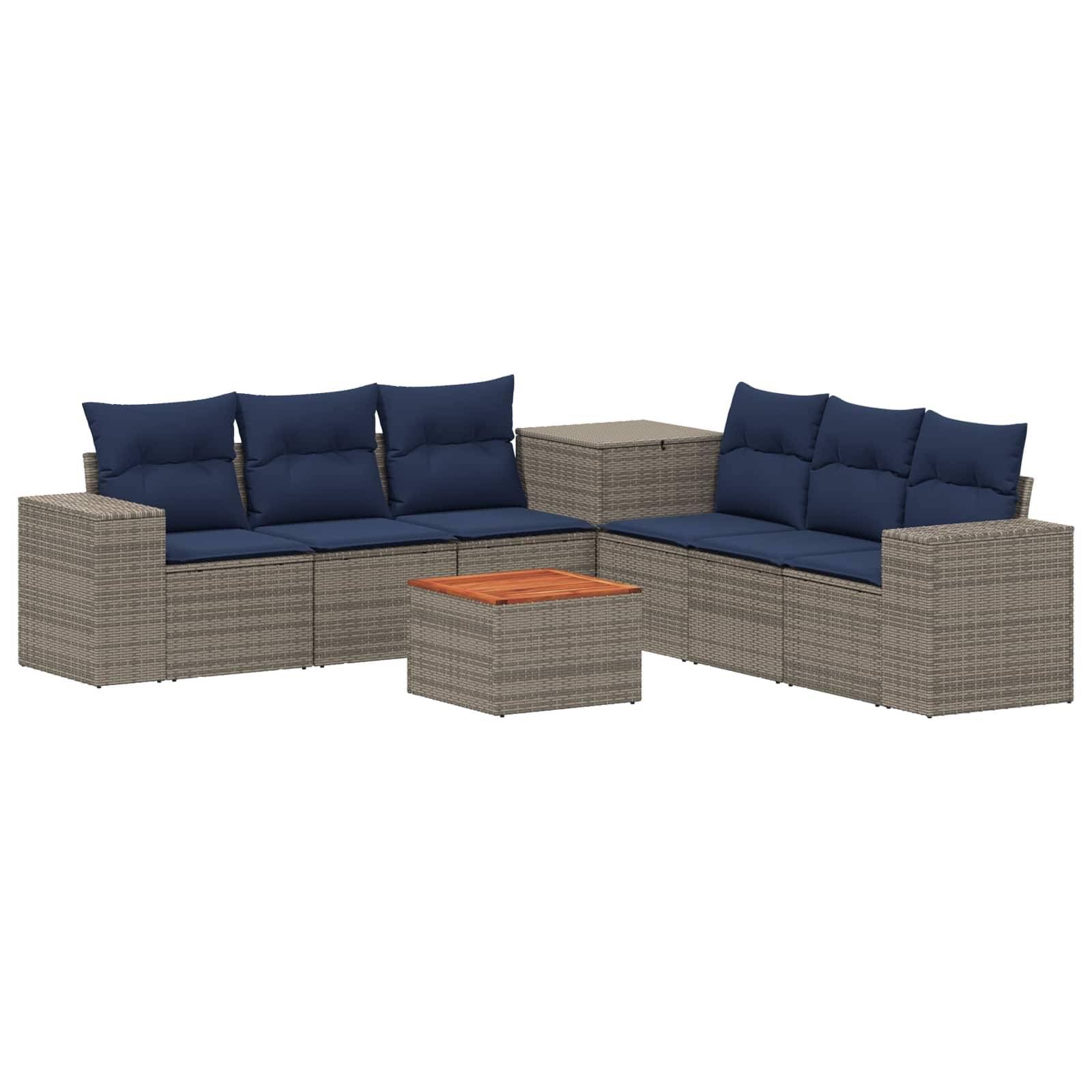 Zwei graue Korbmöbel-Außensofas mit marineblauen Kissen und einem kleinen passenden Couchtisch, dargestellt auf weißem Hintergrund.