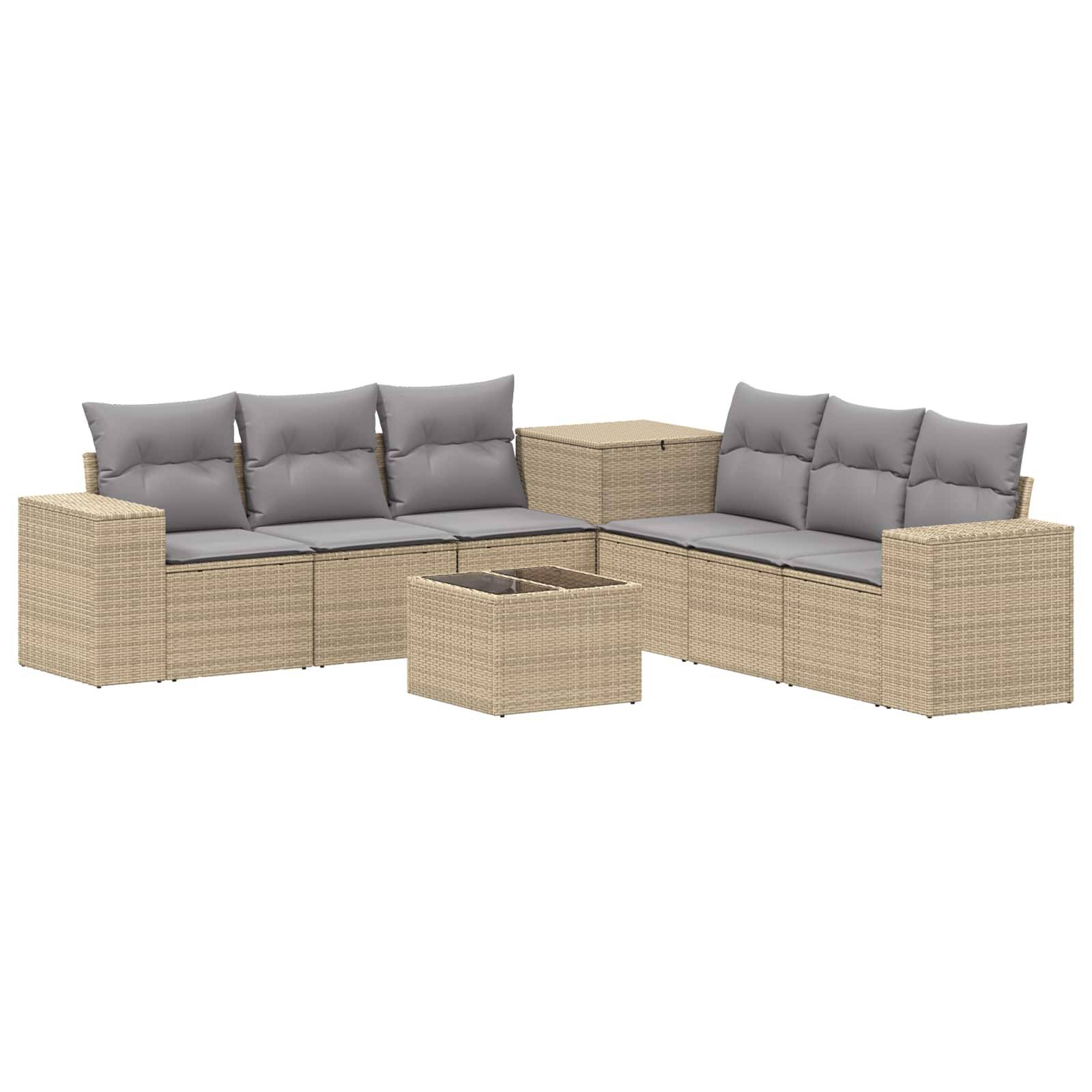 Beige-farbenes Polyrattan-Außensektor-Sofa-Set mit grauen Kissen und passendem quadratischem Couchtisch.