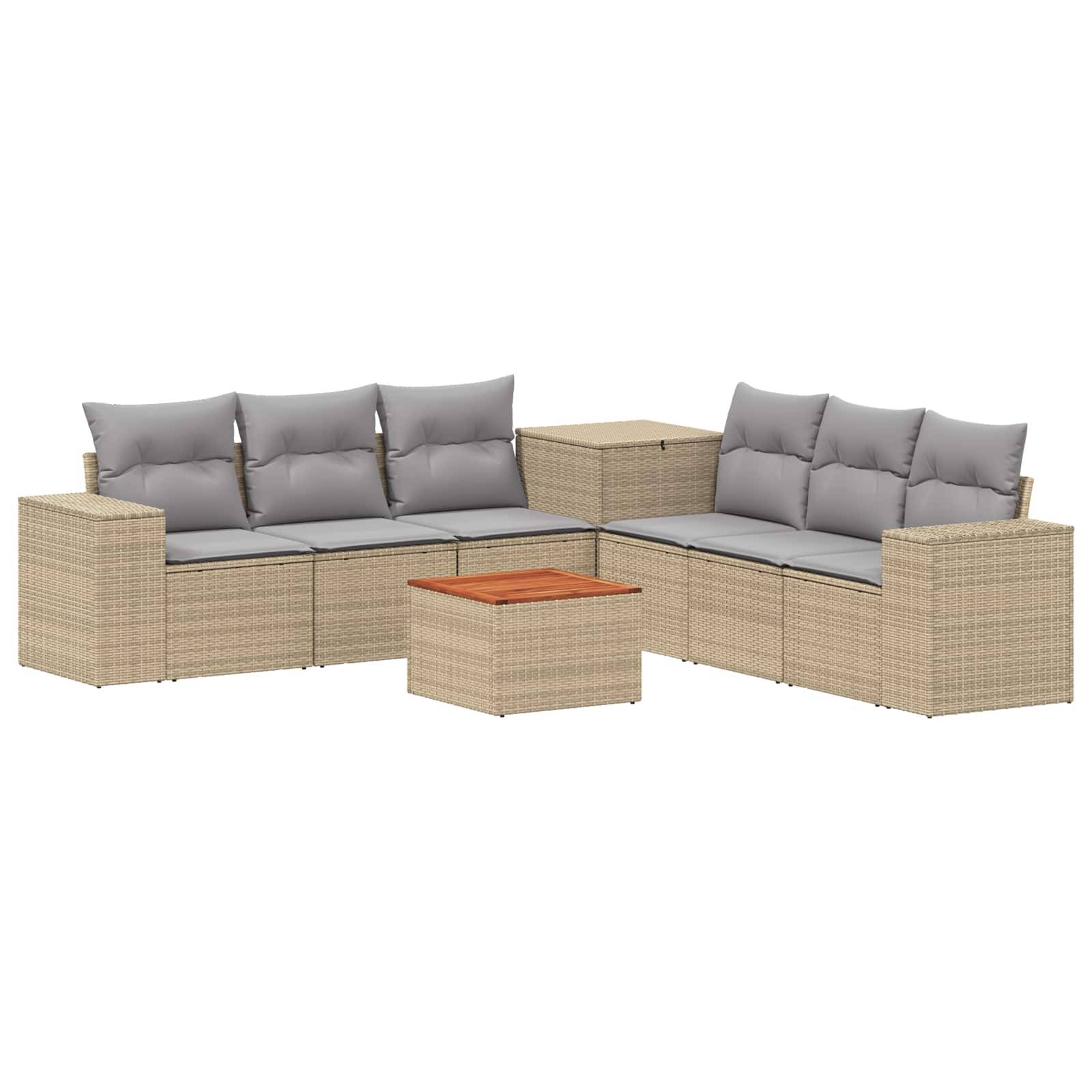 Beigefarbenes geflochtenes Outdoor-Ecksofa mit grauen Kissen, passendem Beistelltisch und niedrigem quadratischem Couchtisch auf weißem Hintergrund.