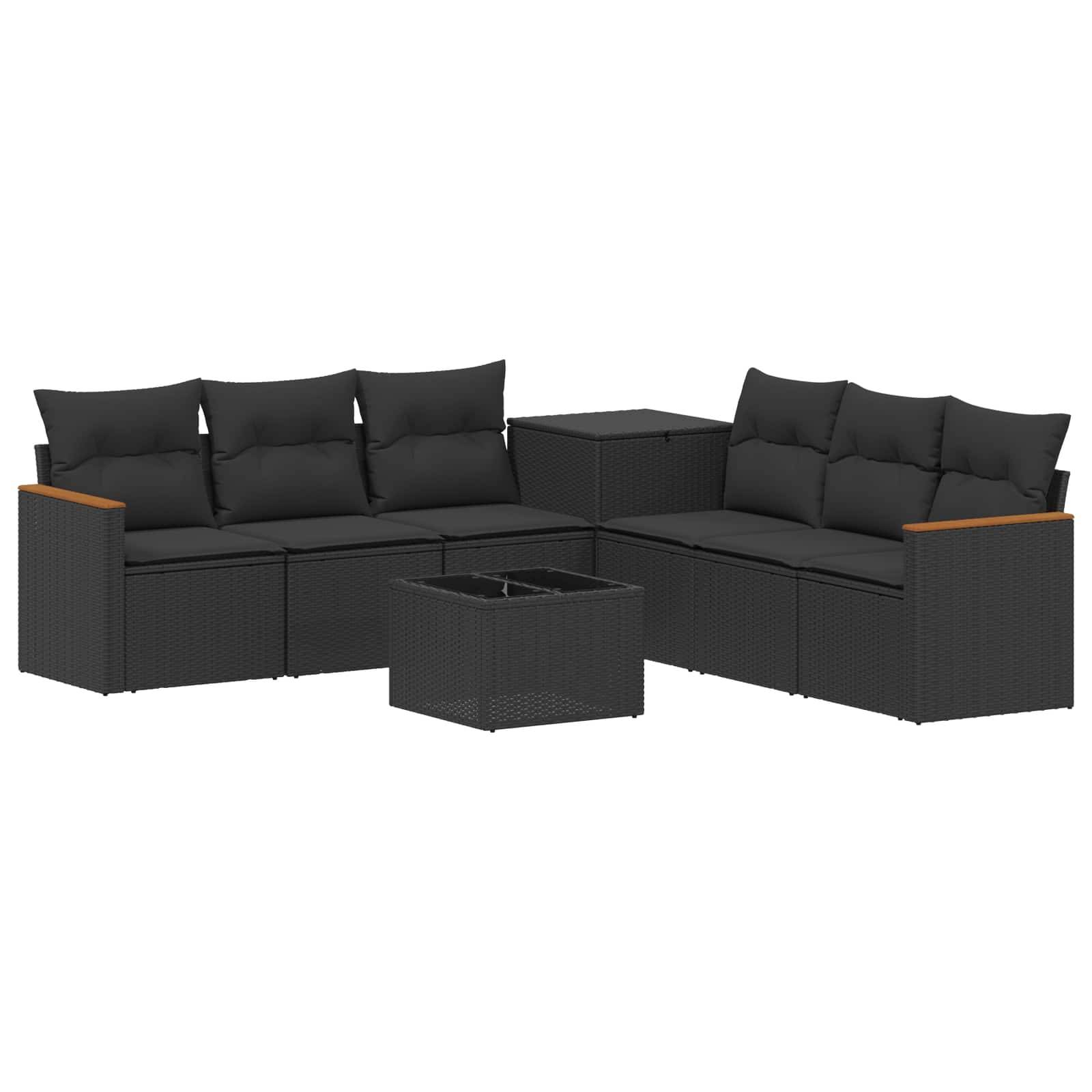 Schwarzes Rattanpolstergarnitur für den Außenbereich mit Kissen und passendem Couchtisch auf weißem Hintergrund.