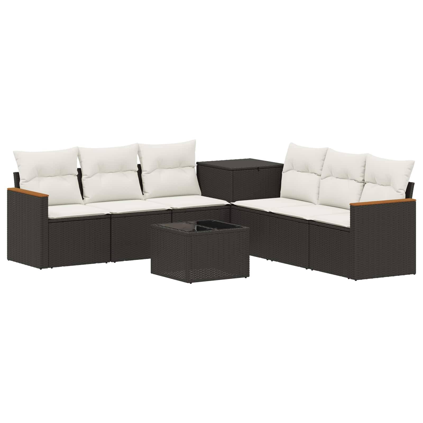 Braunes Rattan-Gartensektional-Sofa mit weißen Kissen, passendem Eckentisch und niedrigem quadratischen Couchtisch auf weißem Hintergrund.