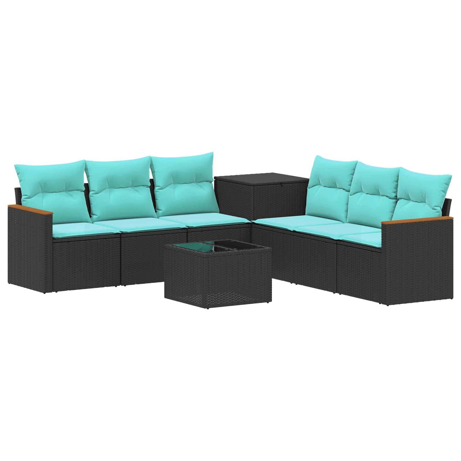 Schwarzes Rattan-Außenbereichs-Sofa-Set mit türkisen Kissen, passendem Hocker und Couchtisch auf weißem Hintergrund.