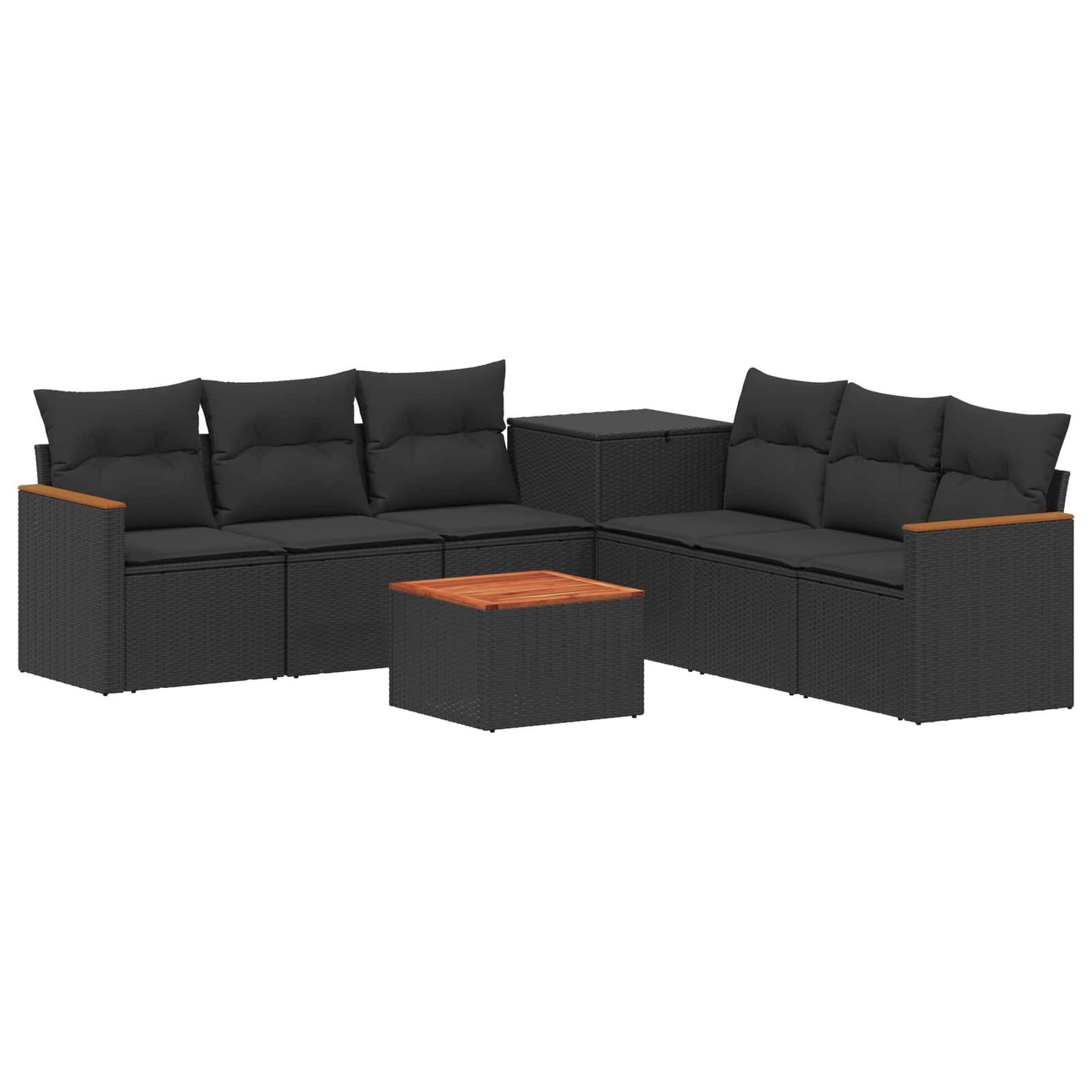 Schwarzes Rattan-Gartensessel-Set mit Kissen und passendem quadratischem Couchtisch auf weißem Hintergrund.