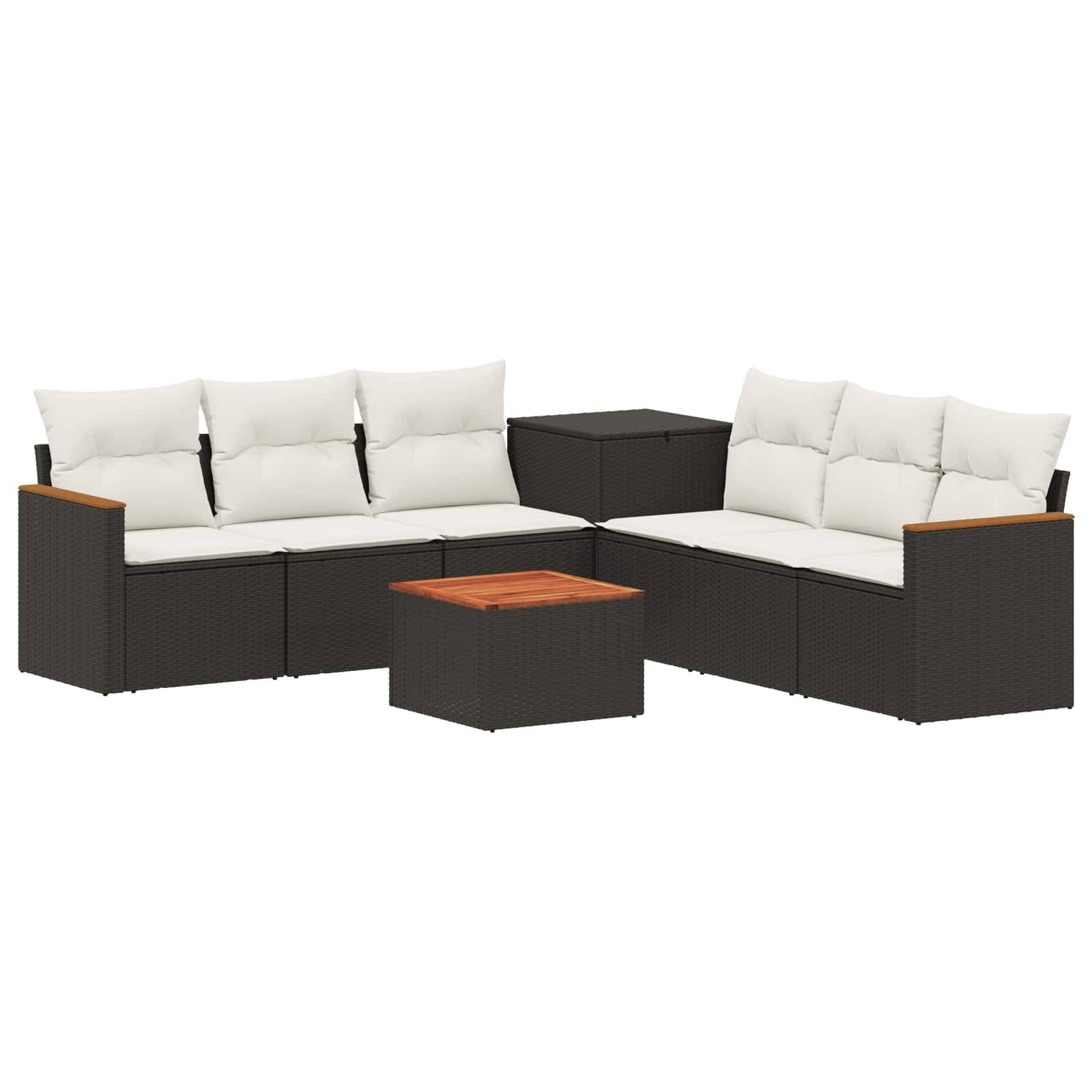 L-förmiges Outdoor-Ecksofa mit weißen Kissen, dunklem Rattangestell, Eckbeistelltisch und passendem Couchtisch.
