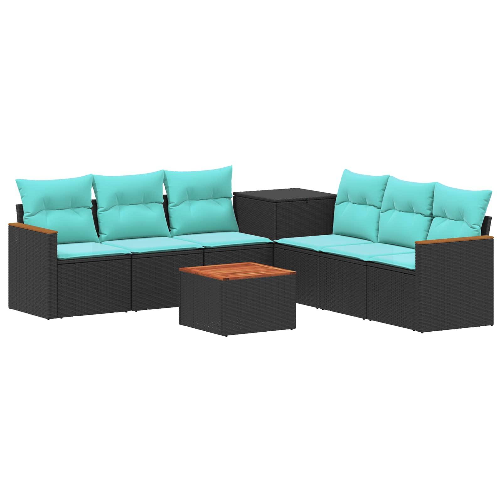 Outdoor-Sitzsatzgruppe mit Teakissen, schwarz gewebten Rahmen, passendem Beistelltisch und kleinem Couchtisch.