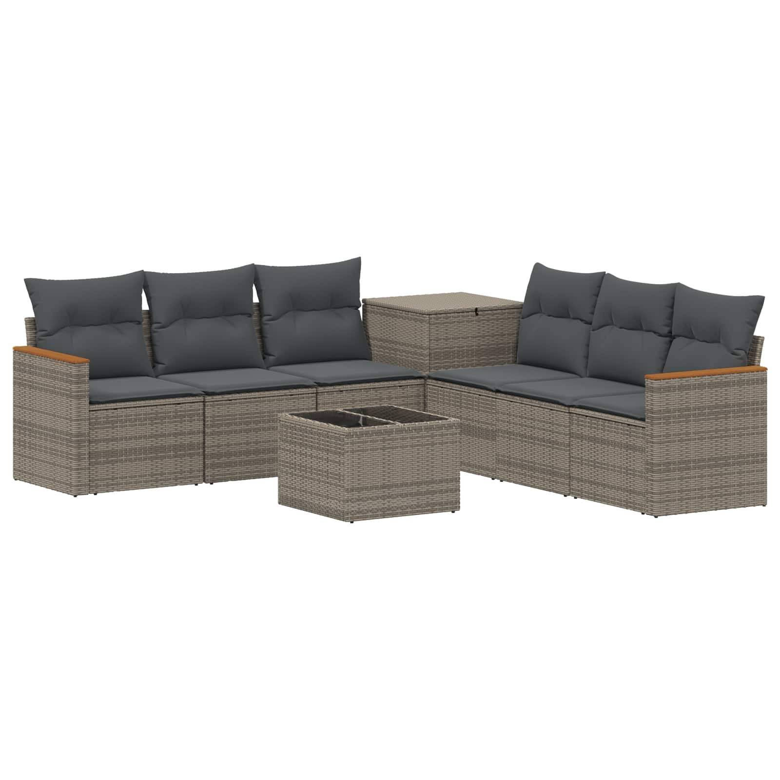 Outdoor-Rattanpolster-Loungeset mit dunklen Kissen und zwei passenden Couchtischen auf weißem Hintergrund.