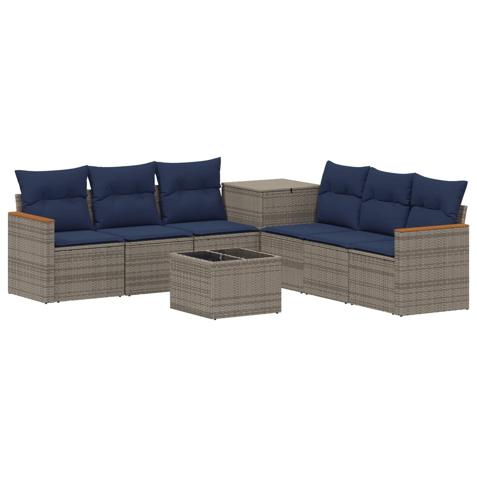Gartenpolstermöbel-Set mit zwei blaugepolsterten Korbsofas, einem passenden Couchtisch und einem Beistelltisch auf weißem Hintergrund.