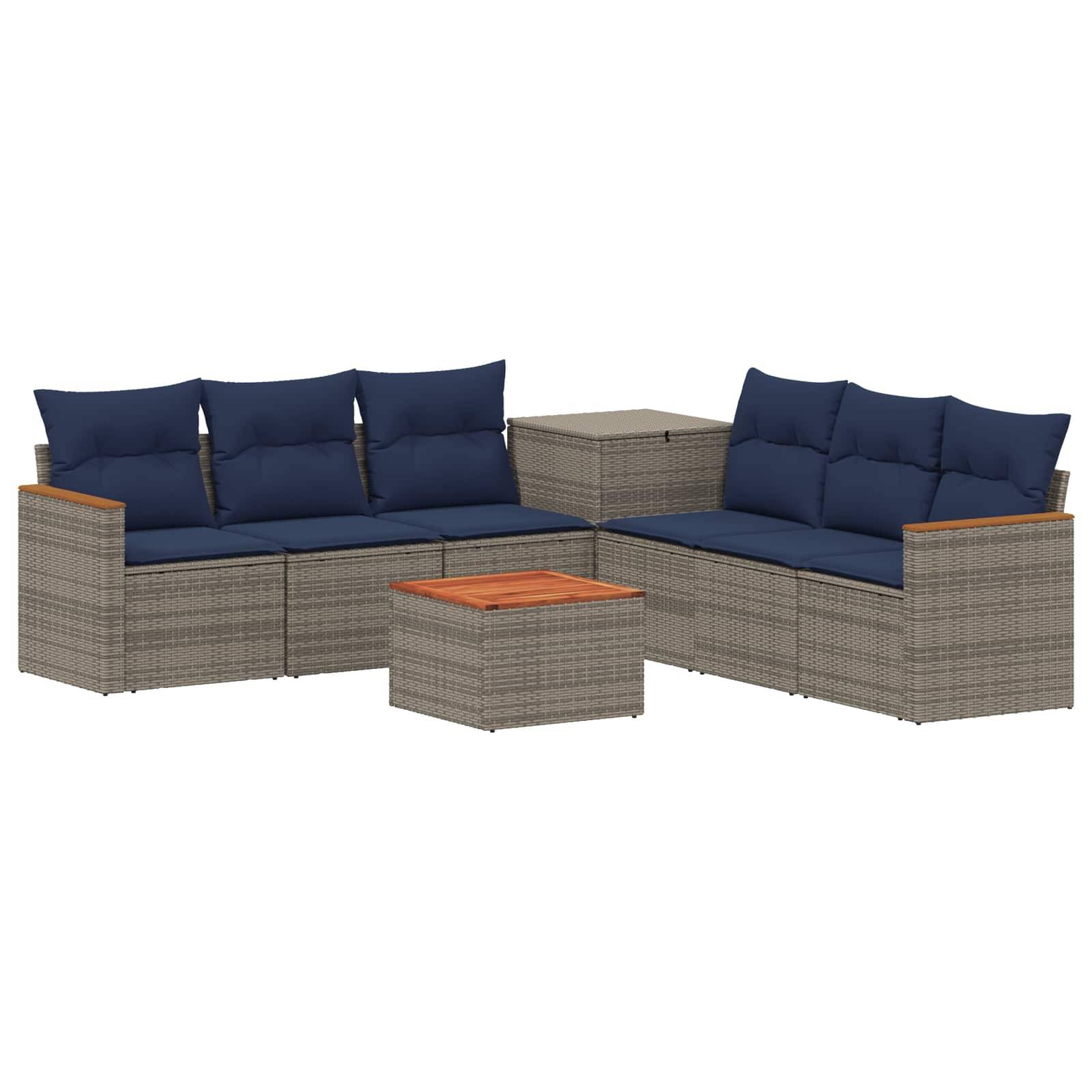 Outdoor-Lounge-Möbelset mit Sitzkissen in Marineblau, Rattanrahmen und zwei passenden Beistelltischen auf weißem Hintergrund.
