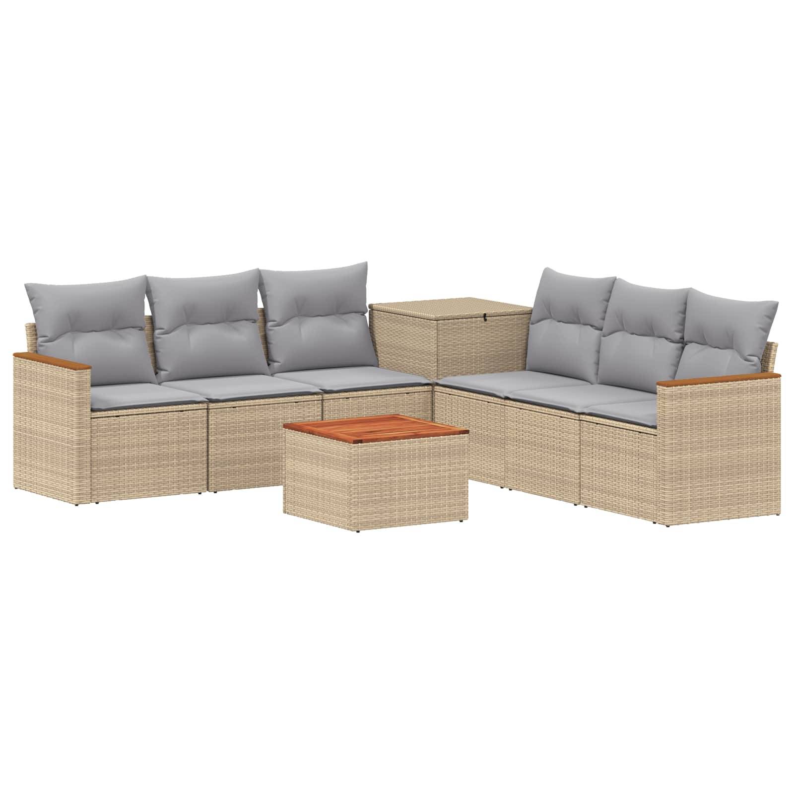 Outdoor-Rattansektionalsofa-Set mit grauen Kissen, passendem Aufbewahrungsseitentisch und kleinem quadratischem Couchtisch auf weißem Hintergrund.