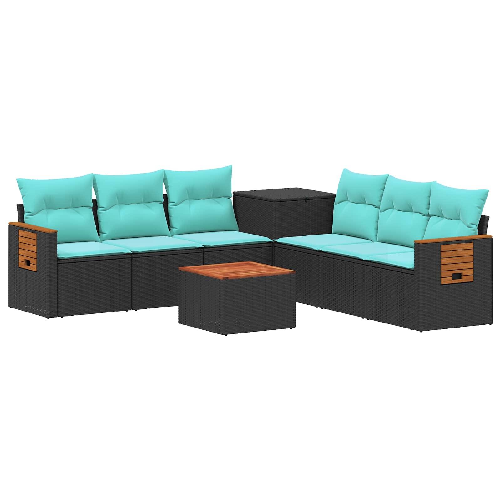 Schwarzes Rattan-Gartensektionalsofa mit türkisfarbenen Kissen, passendem Hocker und kleinem Couchtisch auf weißem Hintergrund.