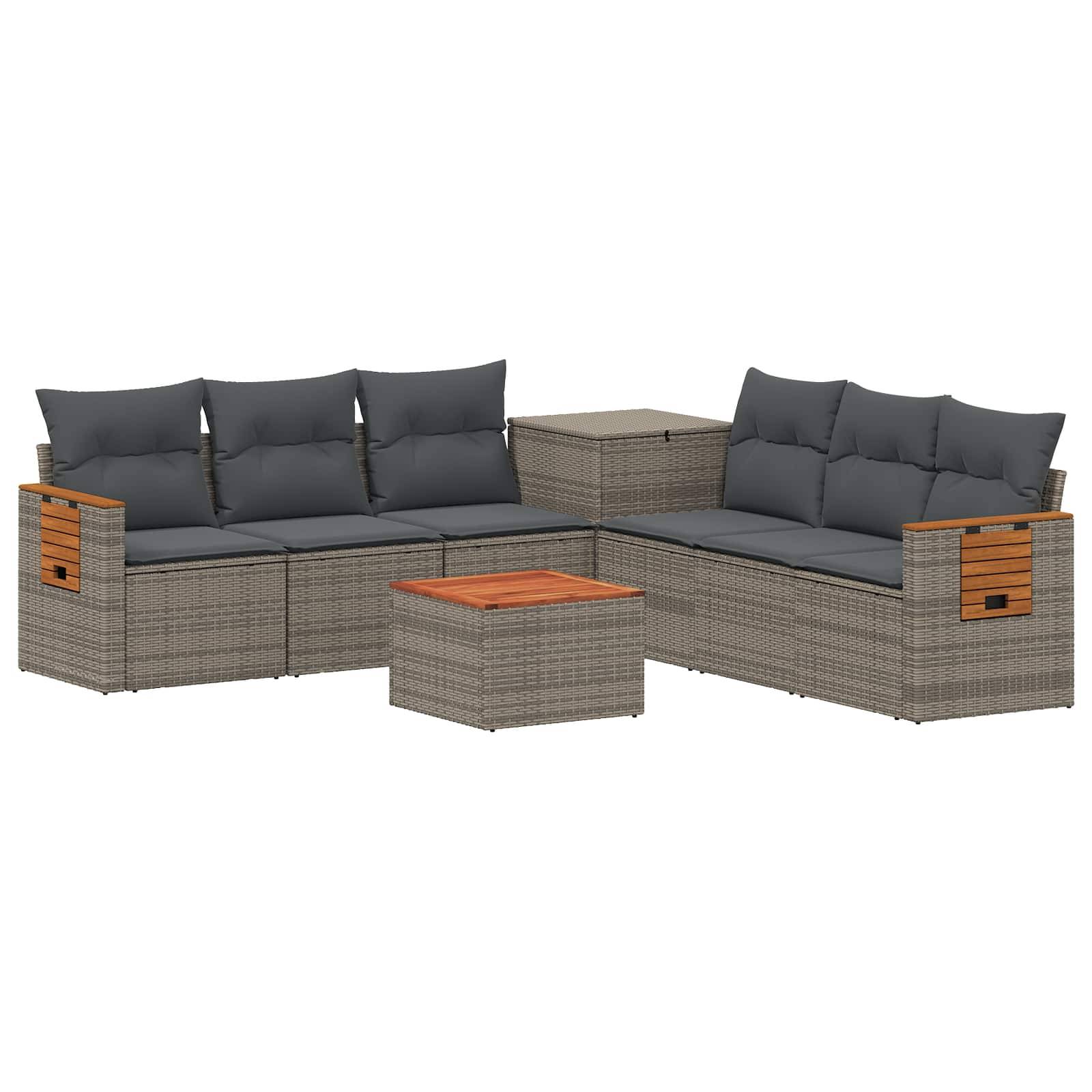 L-förmiges Außenbereich-Patio-Sofa-Set mit dunklen Kissen, geflochtenen grauen Rahmen, kleinem Tisch und holzakzentuierten Armlehnen auf weißem Hintergrund.