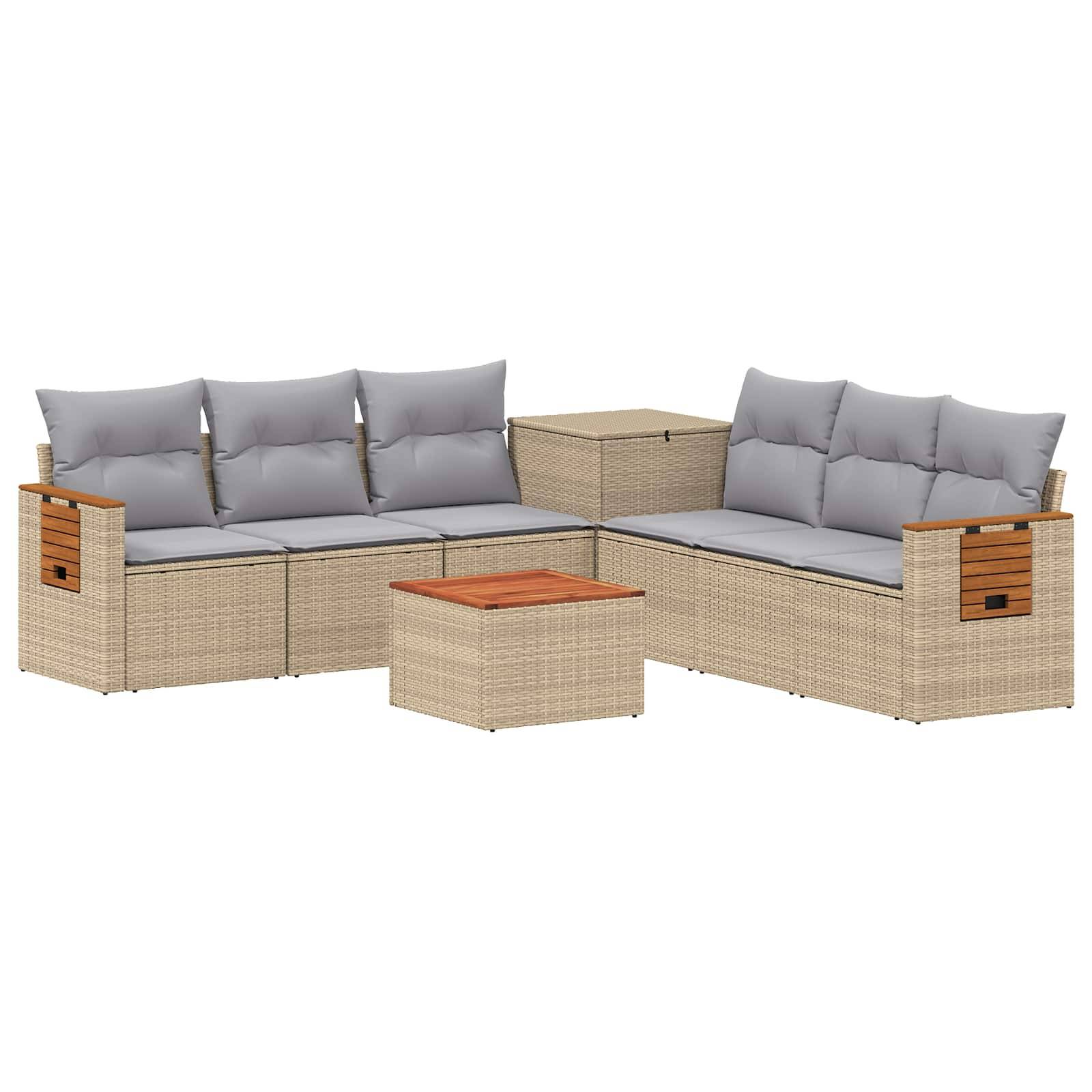 Garten-Rattansofa-Set mit grauen Kissen und passendem Ottomane-Tisch auf weißem Hintergrund