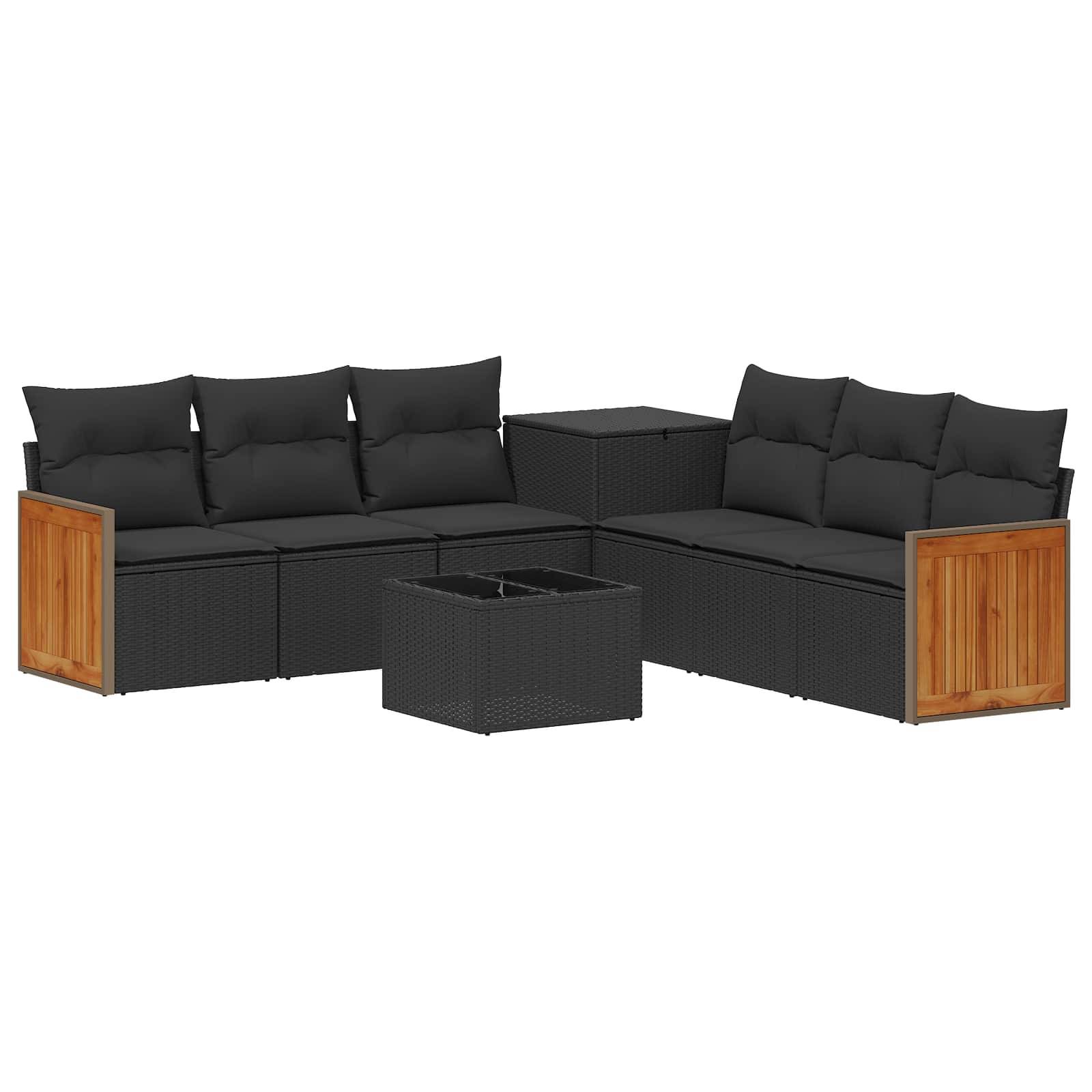 Schwarzes Außen-Sofa-Set mit Holzseitenpaneelen, passendem Hocker/Tisch und zentralem Feuertisch.