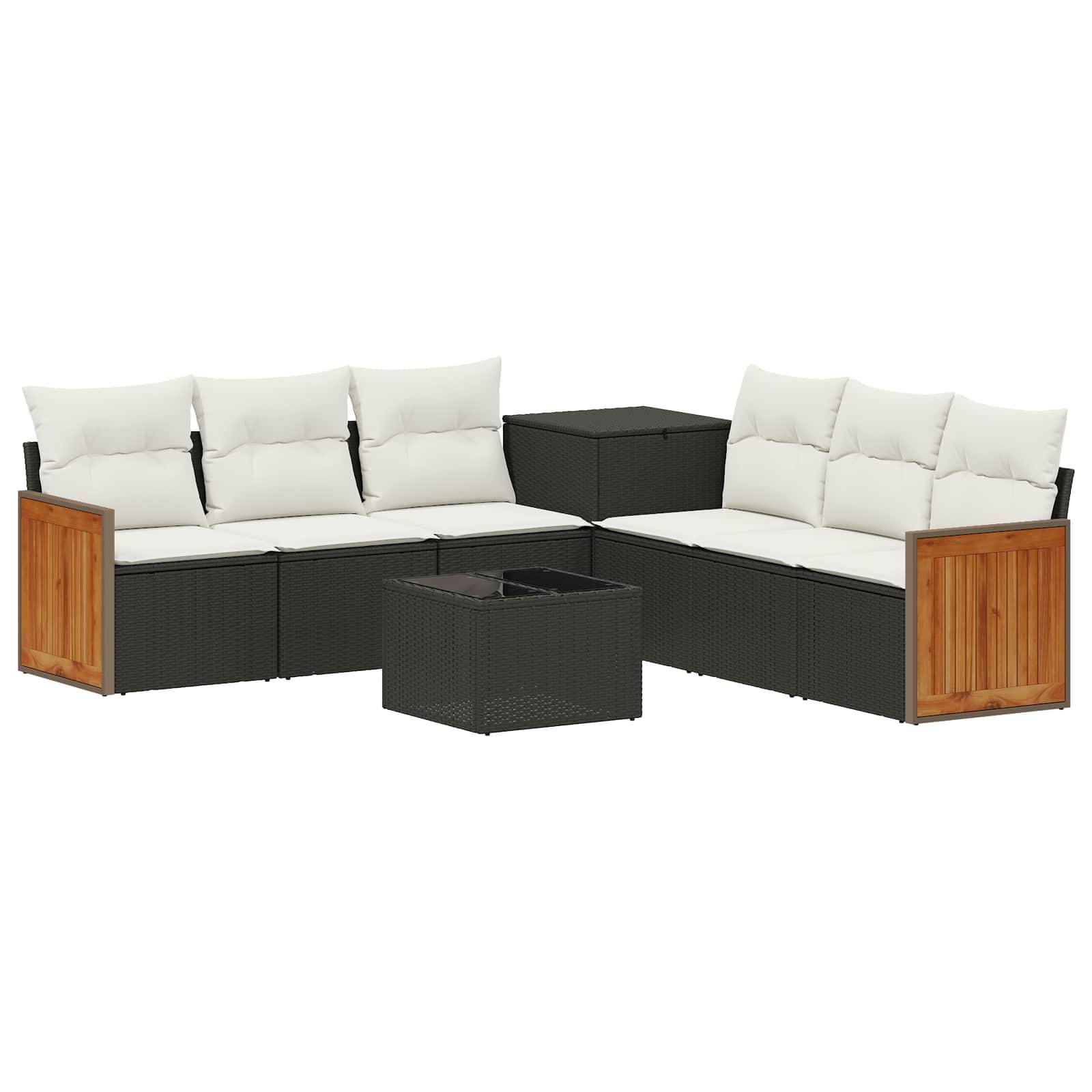 Outdoor-Sectional-Sitzmöbelgarnitur mit weißen Sitzkissen, schwarz geflochtenen Rahmen, Holzseitenpaneelen sowie passendem Tisch und Seiten-Pouf.