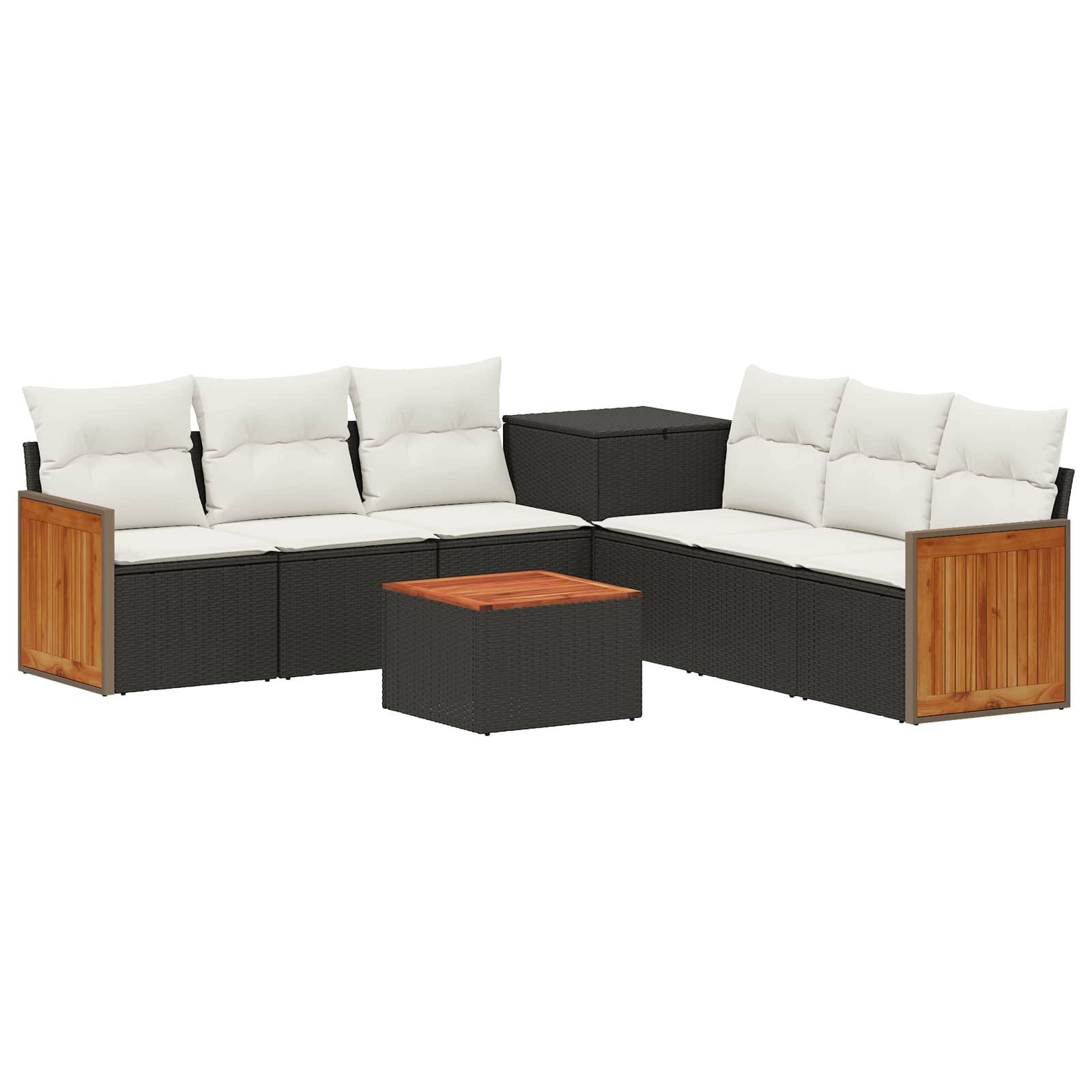 Outdoor-Ecksofa-Set mit weißen Kissen, schwarzen Geflechtrahmen, Holzseitenpaneelen, passendem Hocker und niedrigem Couchtisch auf weißem Hintergrund.