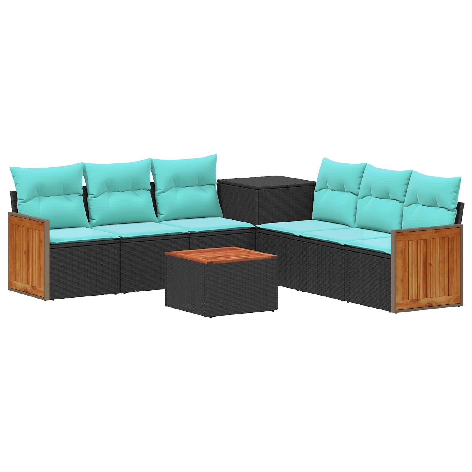 Schwarzes Rattan-Außensofa-Set mit türkisfarbenen Kissen, hölzernen Seitenpaneelen und passendem Couchtisch auf weißem Hintergrund.