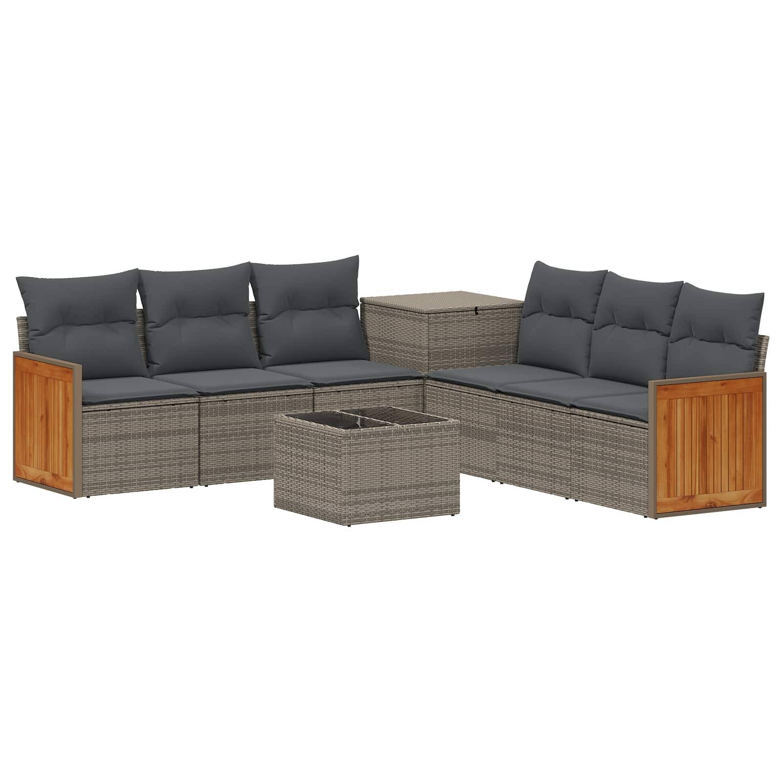 Outdoor-Loungesofa-Set aus grauem Polyrattan mit dunklen Kissen, Armlehnen mit Holzoptik und passendem quadratischem Couchtisch.