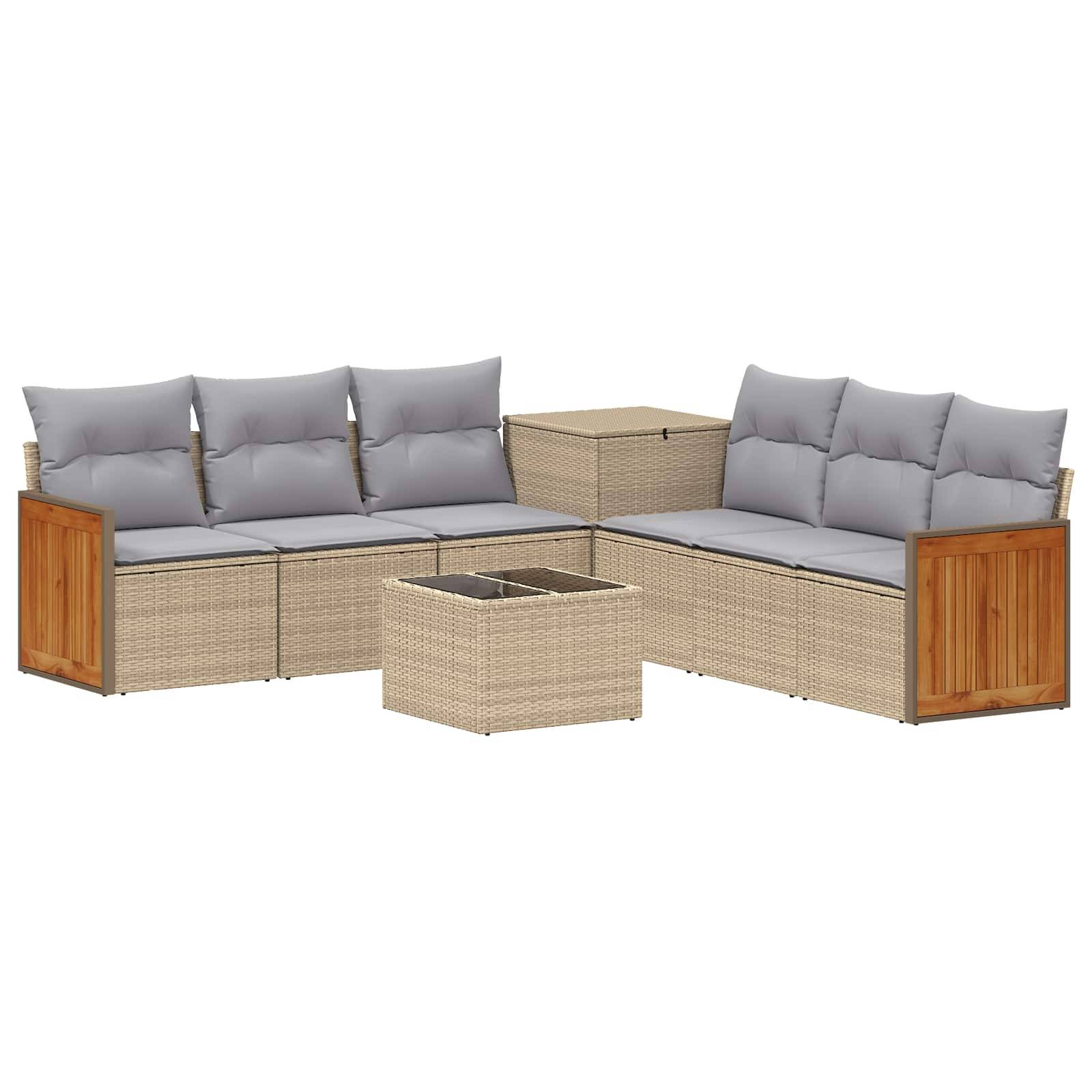 Outdoor-Polsterset mit grauen Kissen, Rattan-Rahmen, Holzseitenpaneelen, Mitteltisch und passendem Stauraum-Hocker.