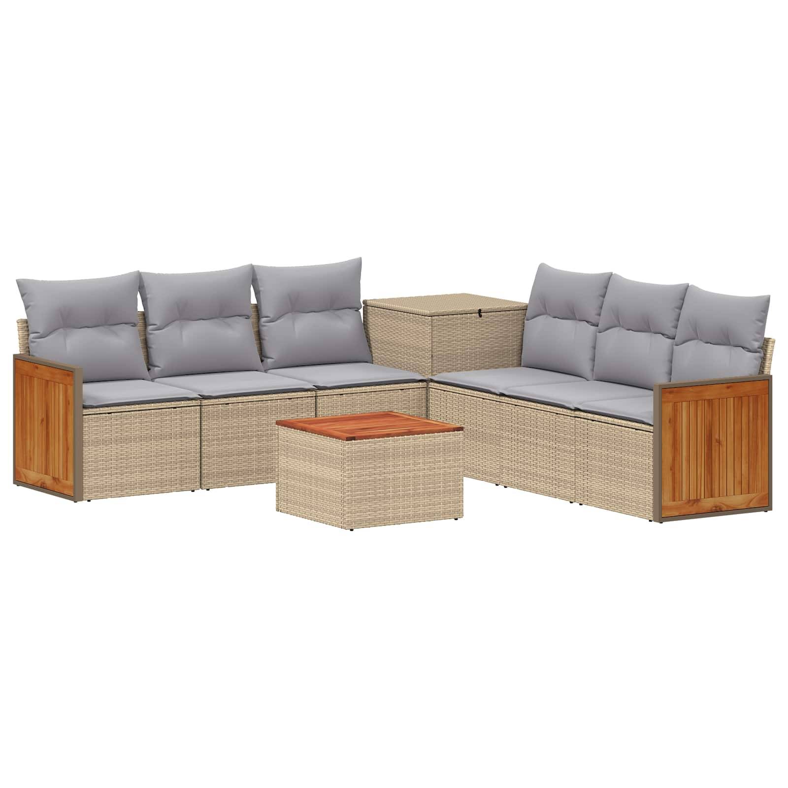 L-förmiges Outdoor-Lounge-Set mit grauen Kissen, geflochtenen beigen Rahmen, Holzarmlehnen, passendem Beistelltisch und kleinem Couchtisch.