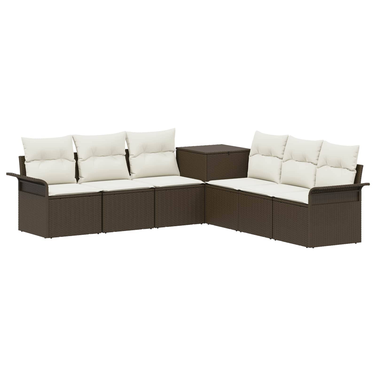 Braunes Korbgeflecht-Außensektionalsofa mit cremefarbenen Kissen und passendem Eckentisch, auf weißem Hintergrund dargestellt.